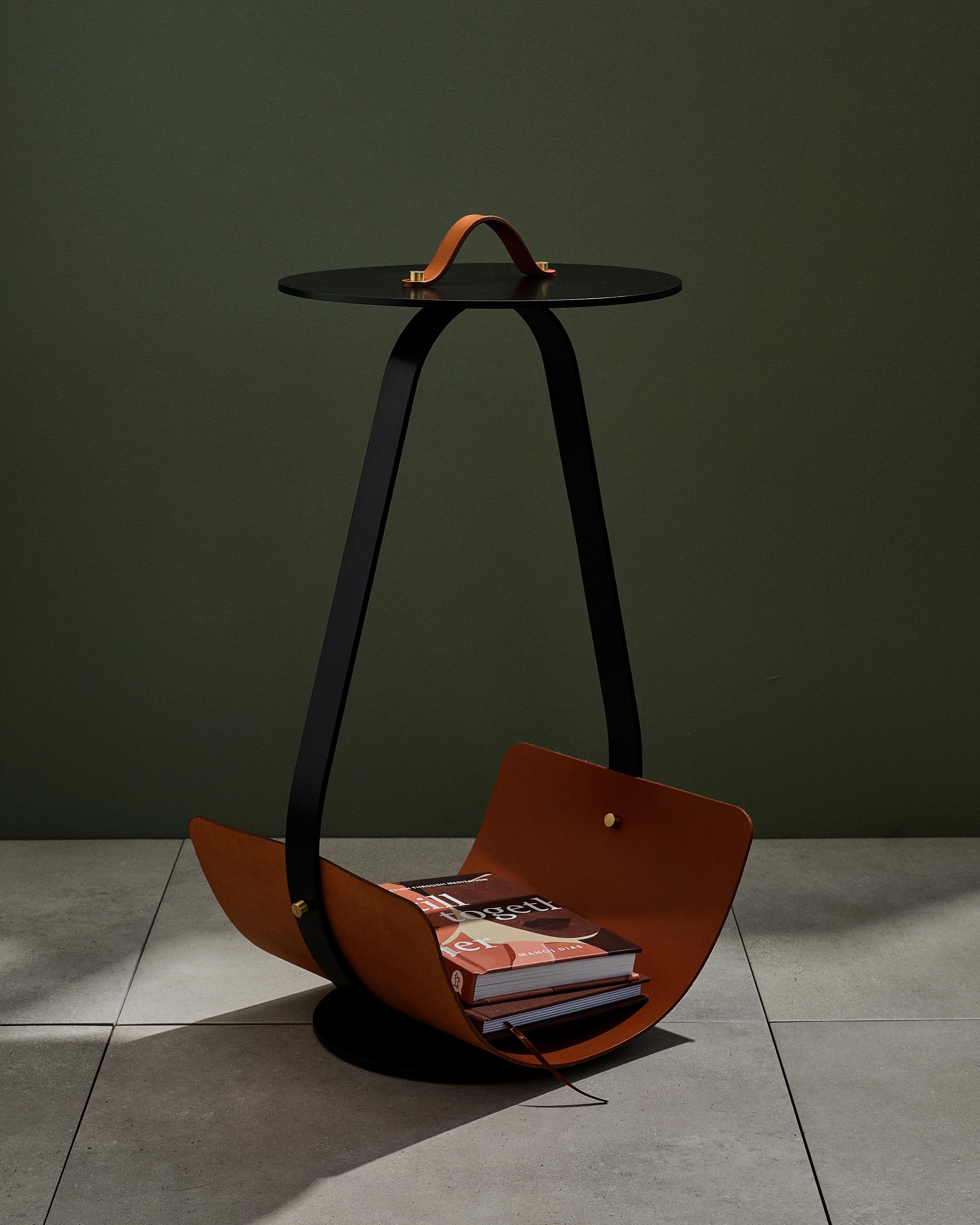 Mesa baja Zin de cuero curtido vegetal marrón oscuro y acero by UNIQKA Acero en venta