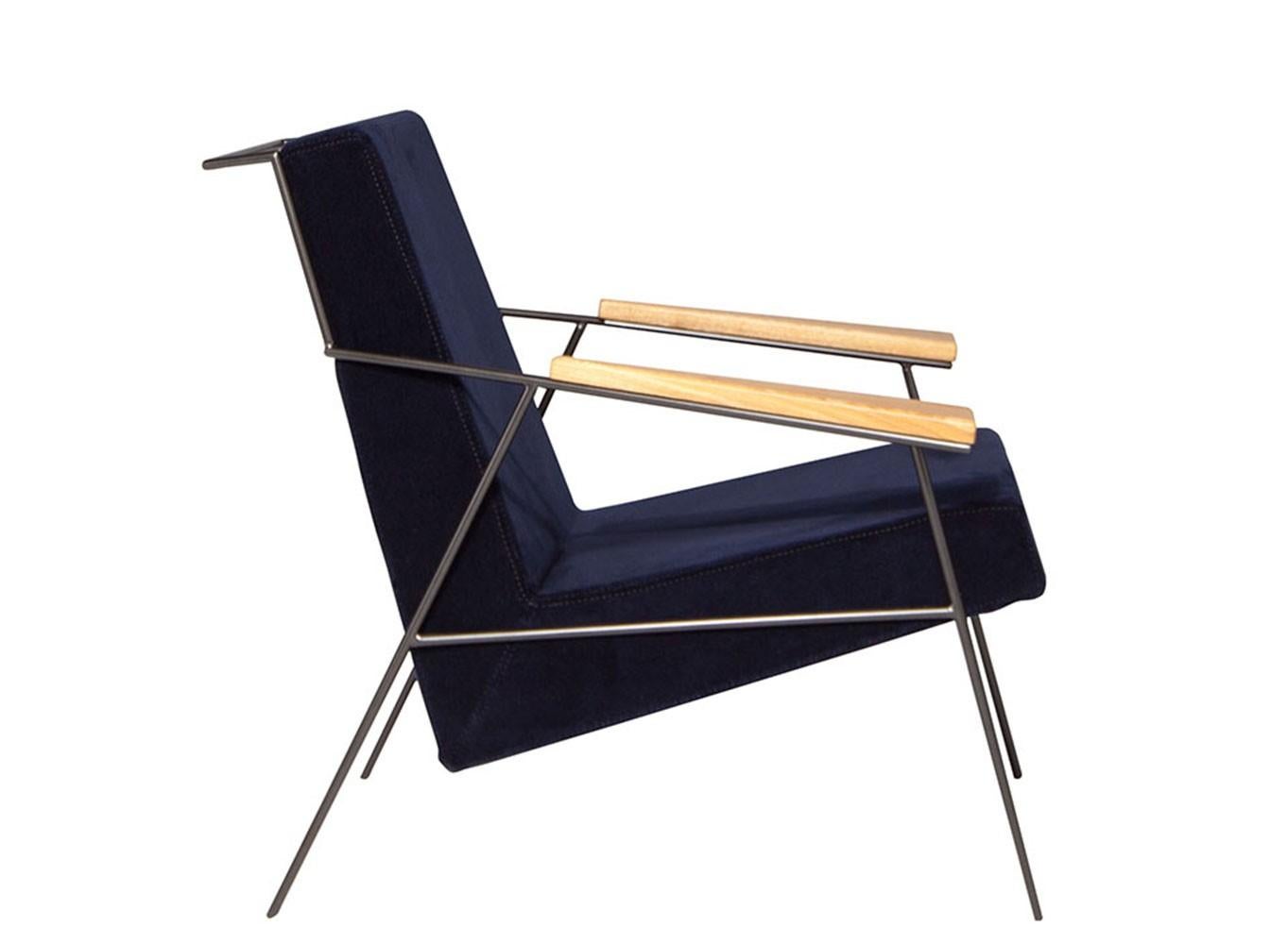 Ce fauteuil contemporain simple et élégant est fabriqué en acier peint et peut être recouvert de différentes options de tissu.

Zanini de Zanine est né à Rio de Janeiro, en 1978. Là, il travaille avec Sergio Rodrigues et accompagne le travail de son