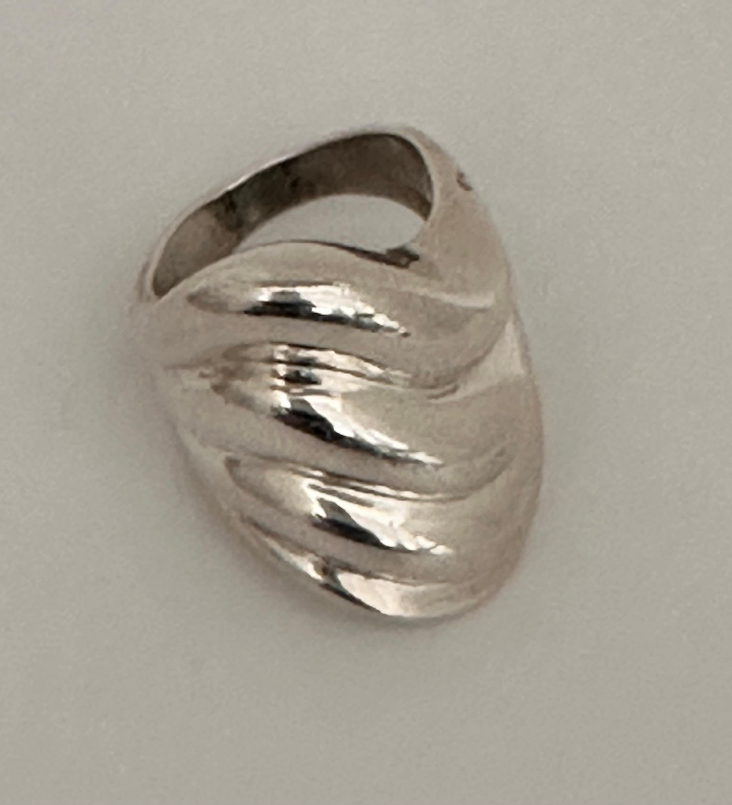 ZINA ~ Sterling Silver .925 ~ ZINA ~ Large 26mm x 22mm ~ Wave Ring ~ Size 7 1/4 In Good Condition For Sale In Las Vegas, NV
