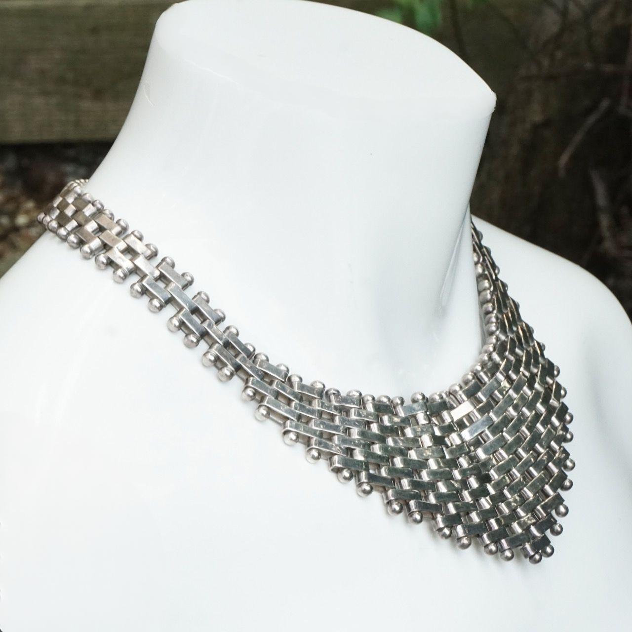 Zina, collana in argento 925 con link e ball, che si fa notare per le sue caratteristiche. In condizioni buone in vendita a London, GB