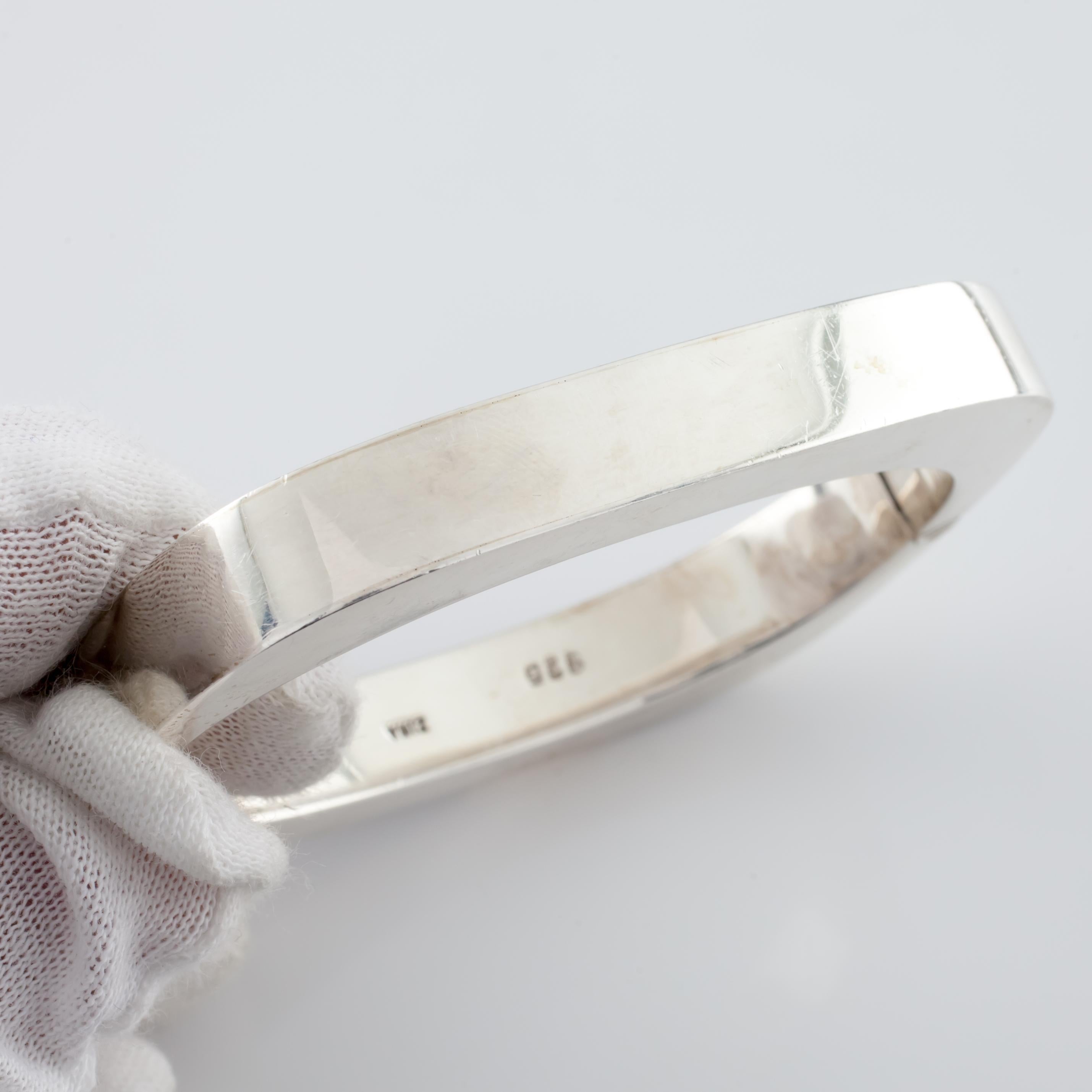 Splendido braccialetto in argento sterling di Zima.
Bracciale a cerniera con chiusura a scatola.
Il pezzo è in buone condizioni e presenta pochi segni di invecchiamento o usura.
Dimensioni: 6,5 pollici.
Metallo: argento sterling 0,925.
Peso: 39,9