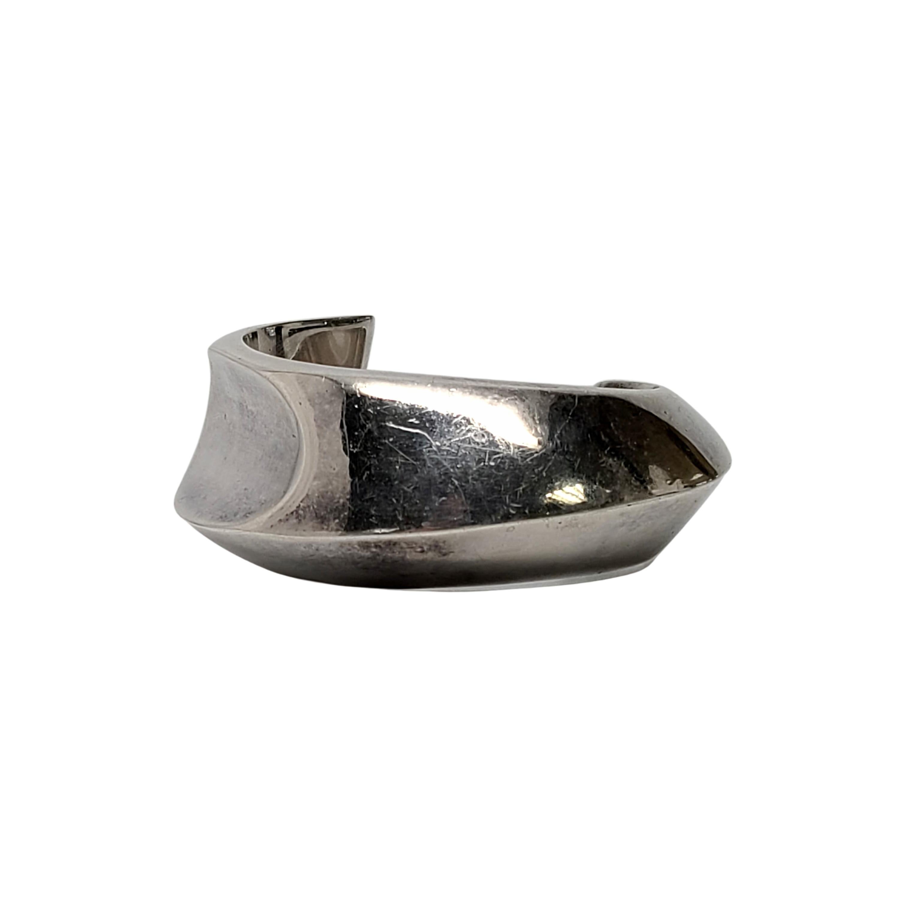 Thumbprint knife edge sterling silver cuff bracelet by Zina

Beautifully crafted wide cuff bracelet.

Measures approx 5