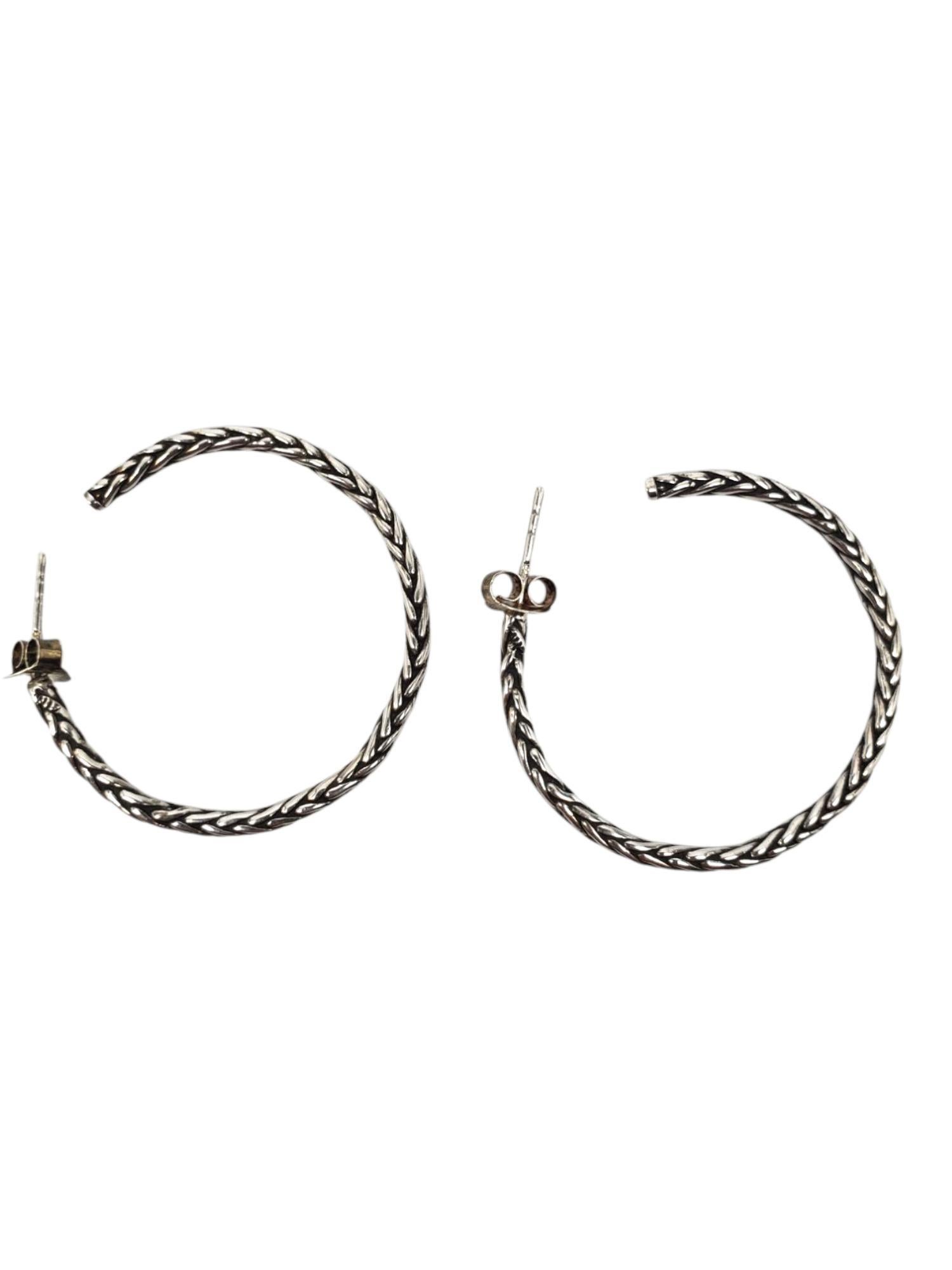 Pendientes de aro trenzados de plata de ley Zina -

Estos elegantes pendientes de aro de Zina presentan un clásico diseño trenzado con acabado pulido, fabricados en plata de ley con cierre a presión.

Tamaño: 40 mm x 35 mm / 1 1/4