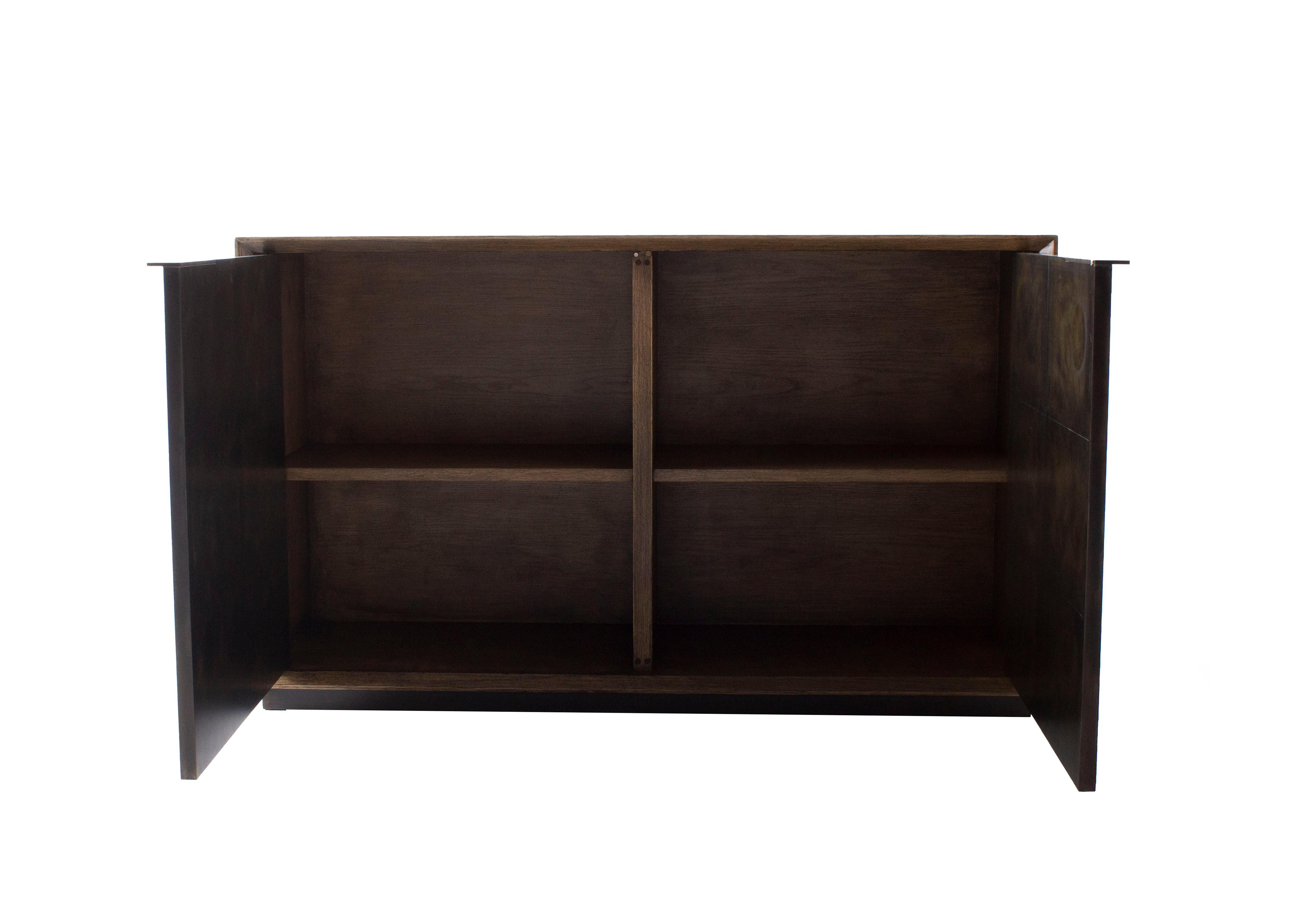 Front: Beirut Finish
Wood: Oak
Metal: Zinc 