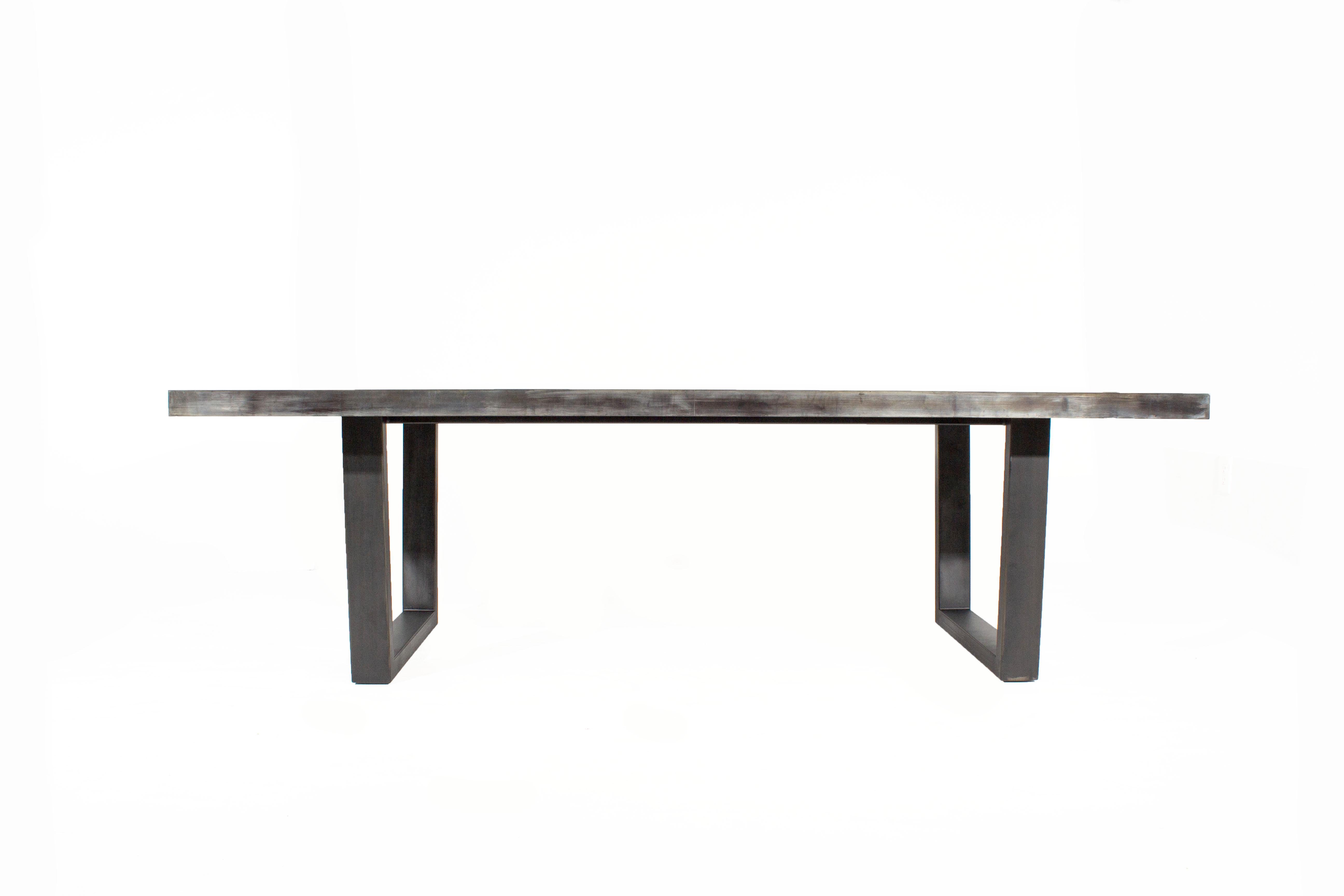 Industriel Table de salle à manger en zinc avec finition en bronze noir en vente