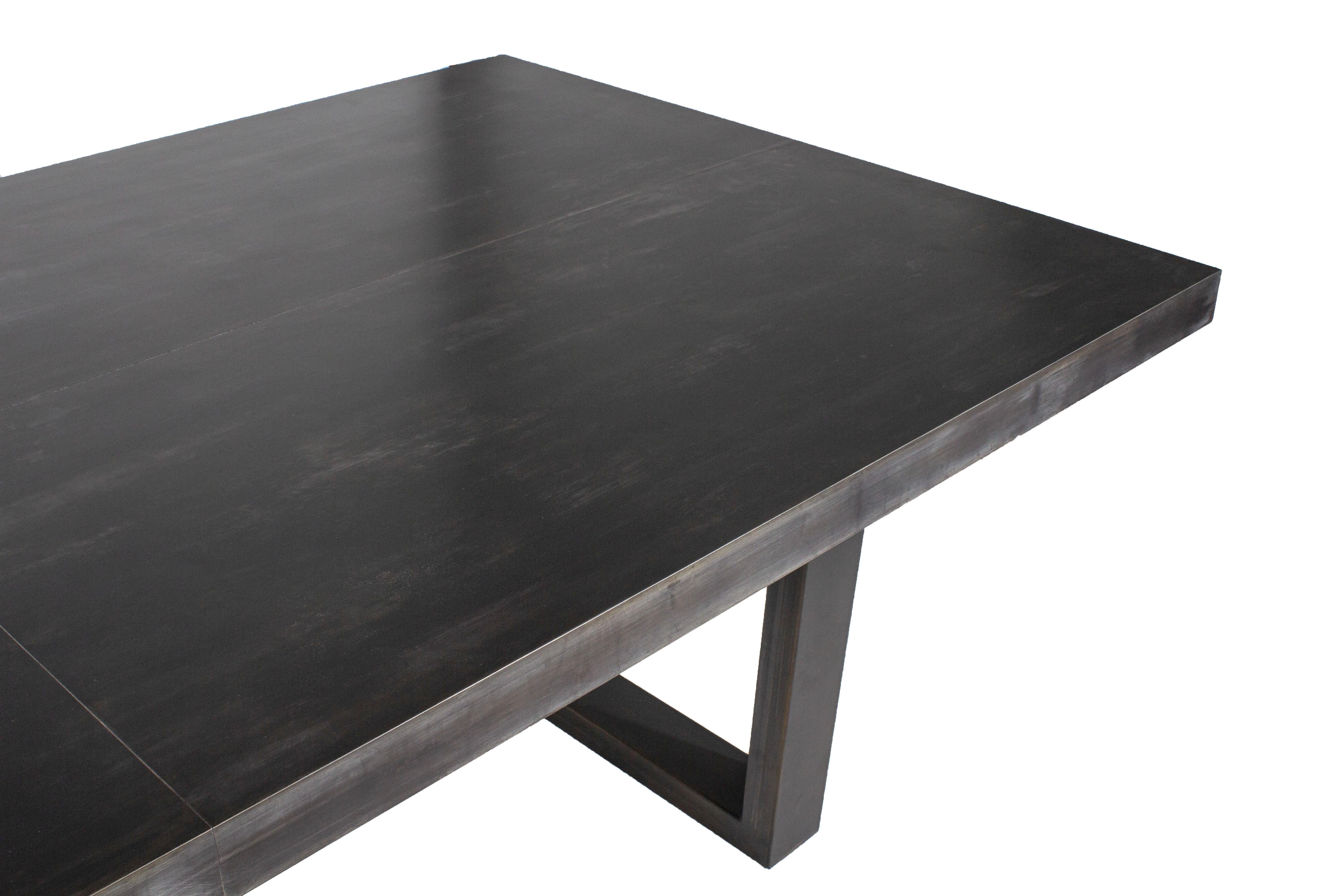Américain Table de salle à manger en zinc avec finition en bronze noir en vente