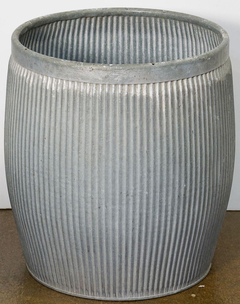 A fine medium-sized English garden pot or dolly tub planter of zinc, featuring a ribbed design to the circumference, with rolled edge top and base.

 (Height 20 in x Diameter 20 in)

Can be turned upside down for use as a table.

Perfect for a