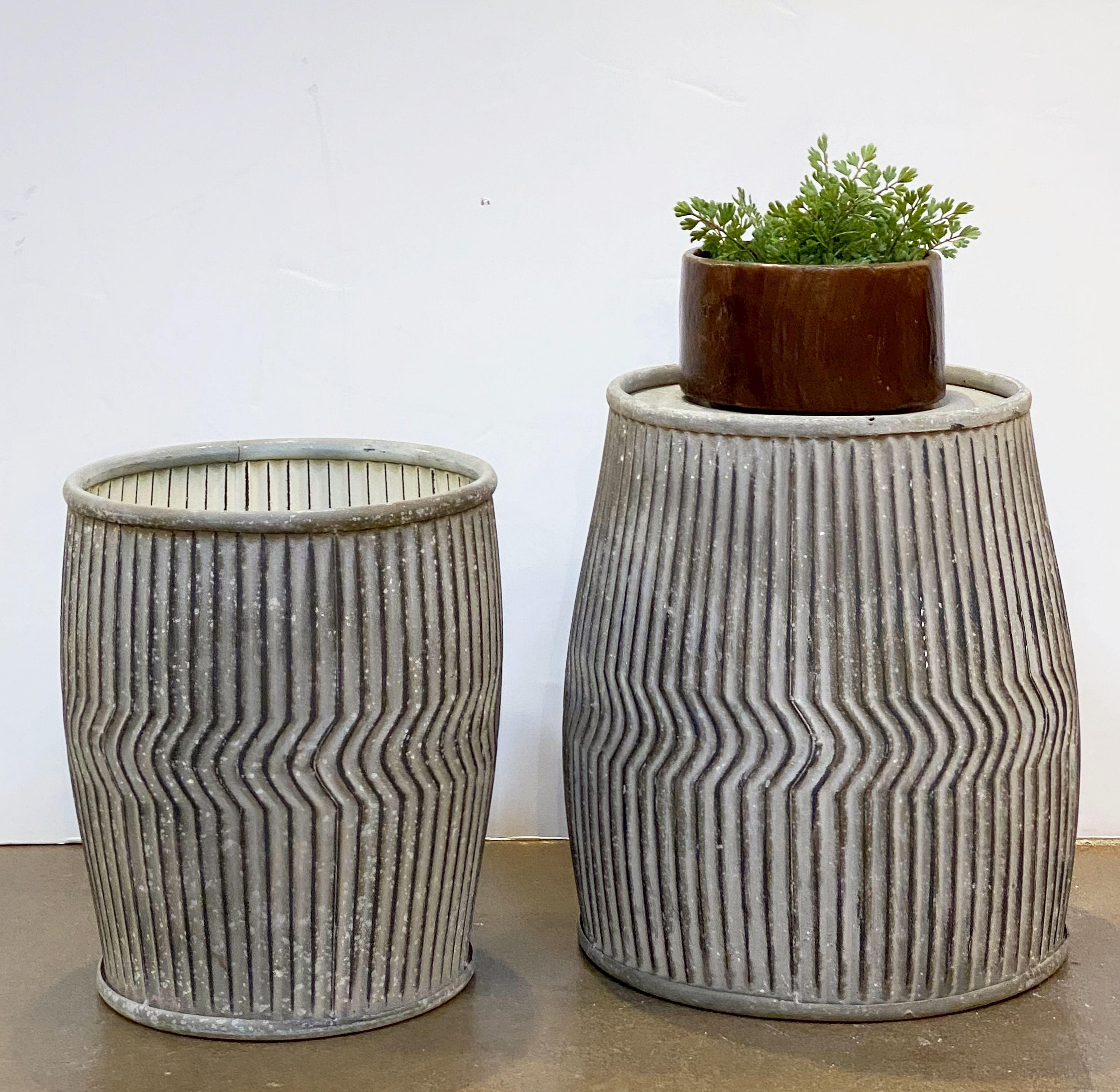 A fine medium-sized (Height 18 3/4 in x Diameter 16 1/2 in) French garden pot or dolly tub planter of zinc, featuring a ribbed design to the circumference, with rolled edge top and base.

Can be turned upside down for use as a table.

Perfect for a