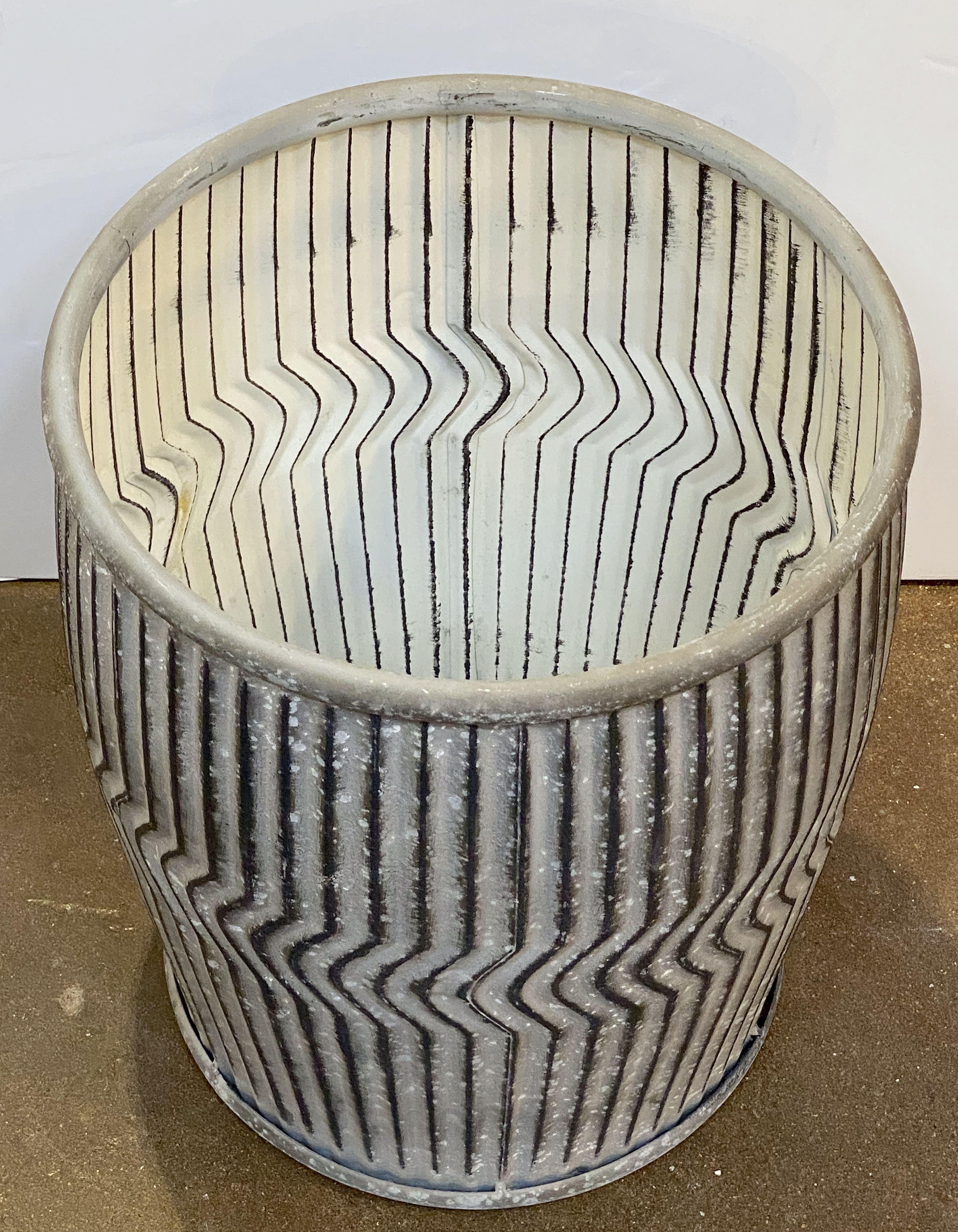Zinc Garden Pot or Dolly Tub Planter from France (Height 18 3/4 x Diameter 16) In Good Condition In Austin, TX