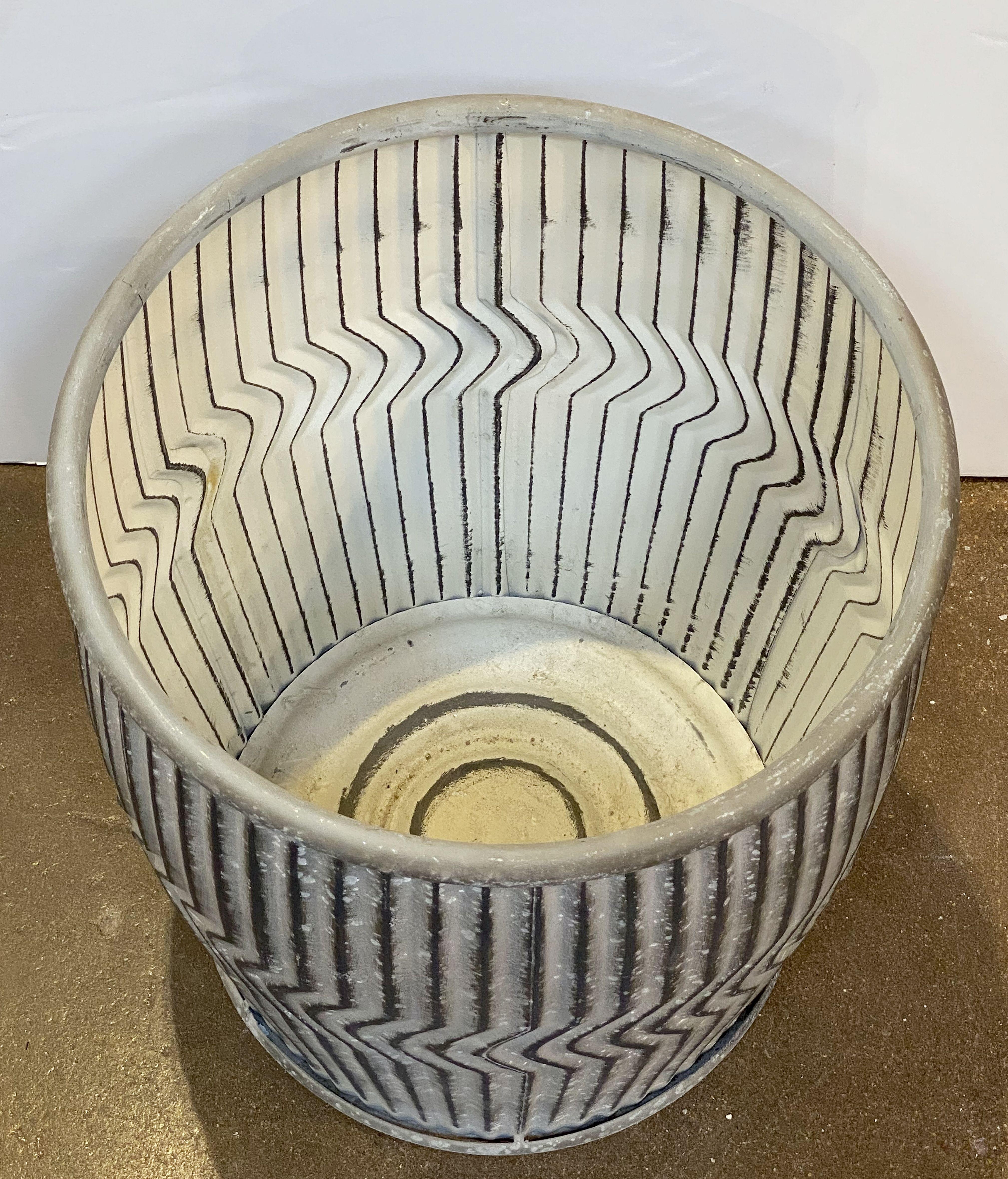 20th Century Zinc Garden Pot or Dolly Tub Planter from France (Height 18 3/4 x Diameter 16)