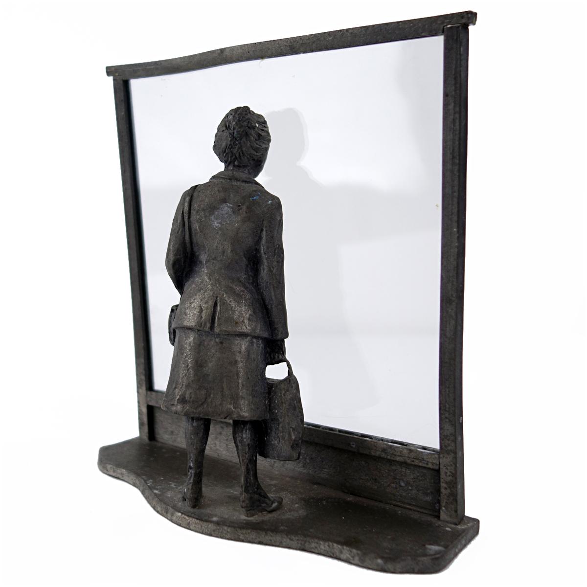 Zinkstatue einer flämischen Dame beim Window Shopping im UNIC-Supermarkt im Angebot 5