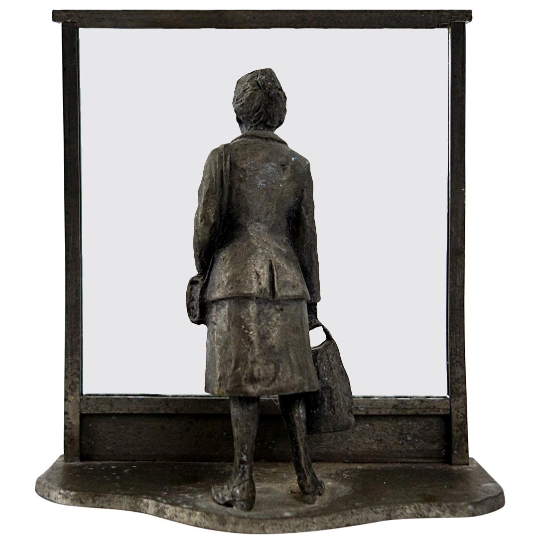 Statue en zinc d'une dame Flemish faisant du The Window au supermarché UNIC