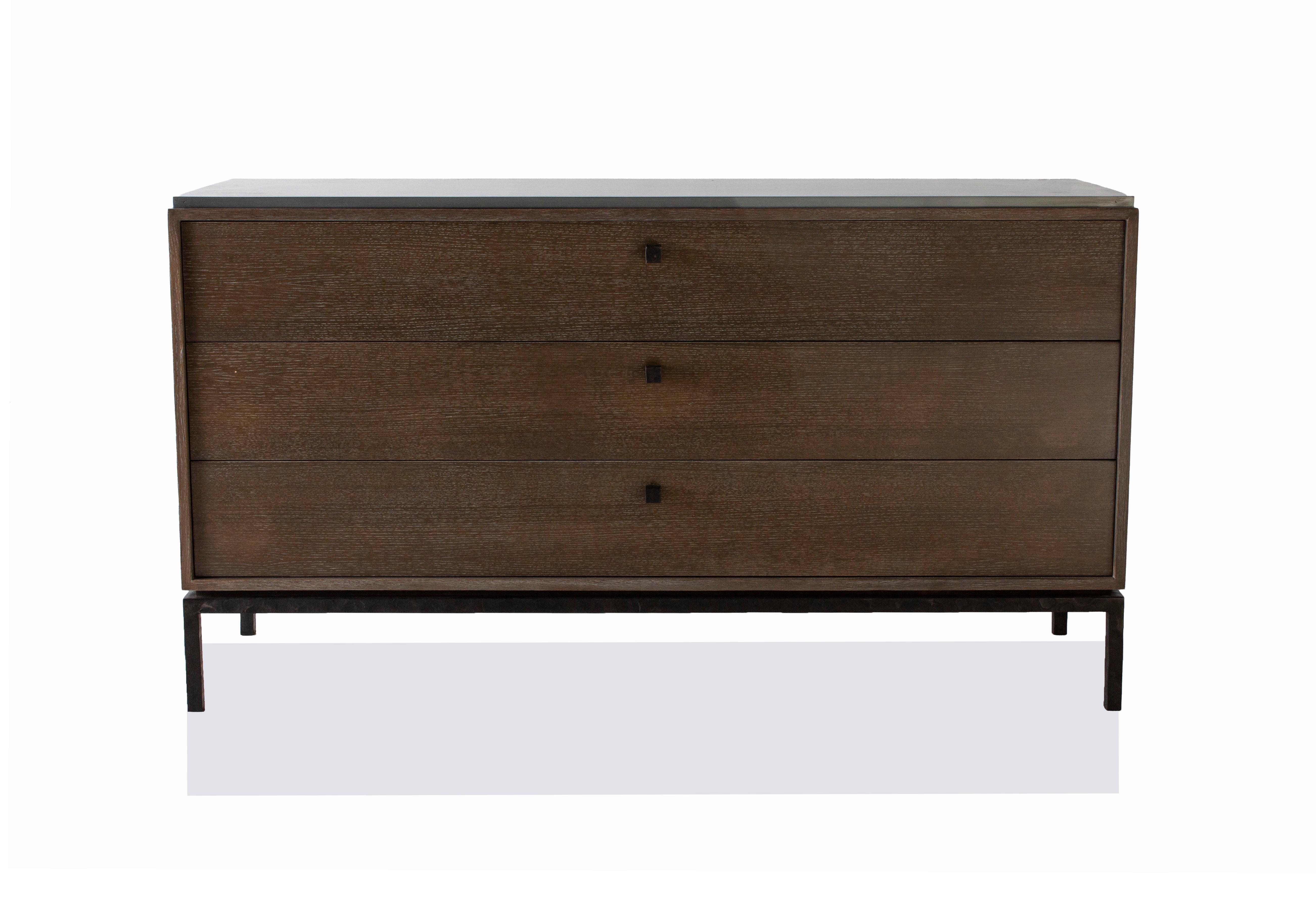 Custom made chest of drawers with three drawers. This item can be ordered in custom finishes, wood types and dimensions.

Wood: Oak Bali finish
Metal: Light hammer ebony
Zinc: Steel finish

Measures: 20