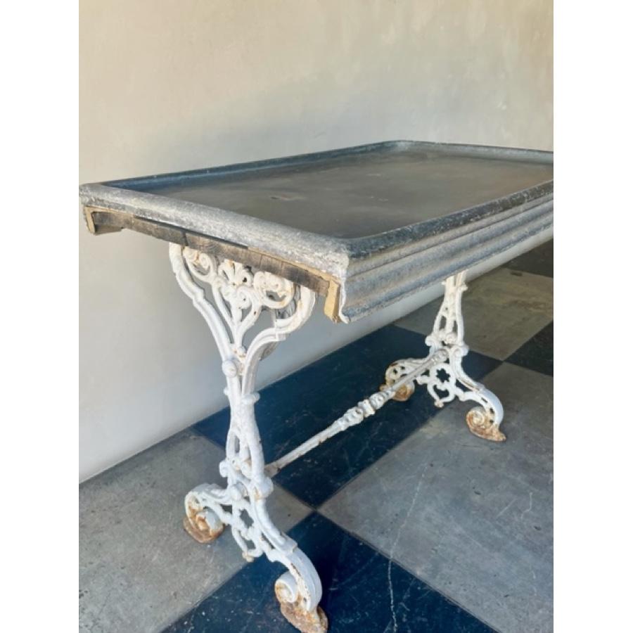 Table à base en fer forgé avec plateau en zinc, FR-1174 en vente 2