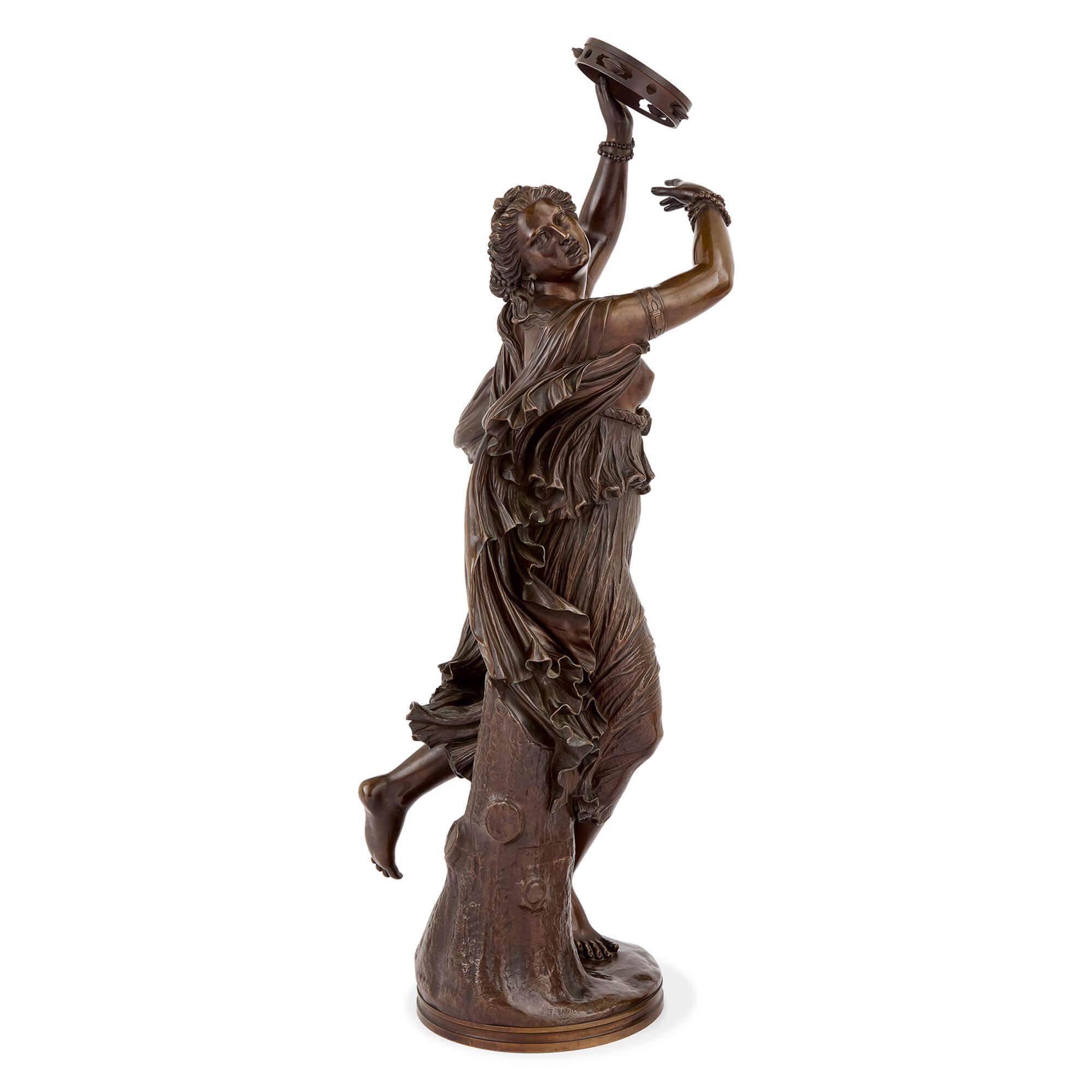 Zingara Antique French Bronze Figurative Skulptur Tänzerin Barbedienne 
Französisch, um 1890
Höhe 105cm, Breite 33cm, Tiefe 43cm

Diese fesselnde Bronzeskulptur ist von Jean-Baptiste Clésingers (französisch, 1814-1883) berühmtem Modell 