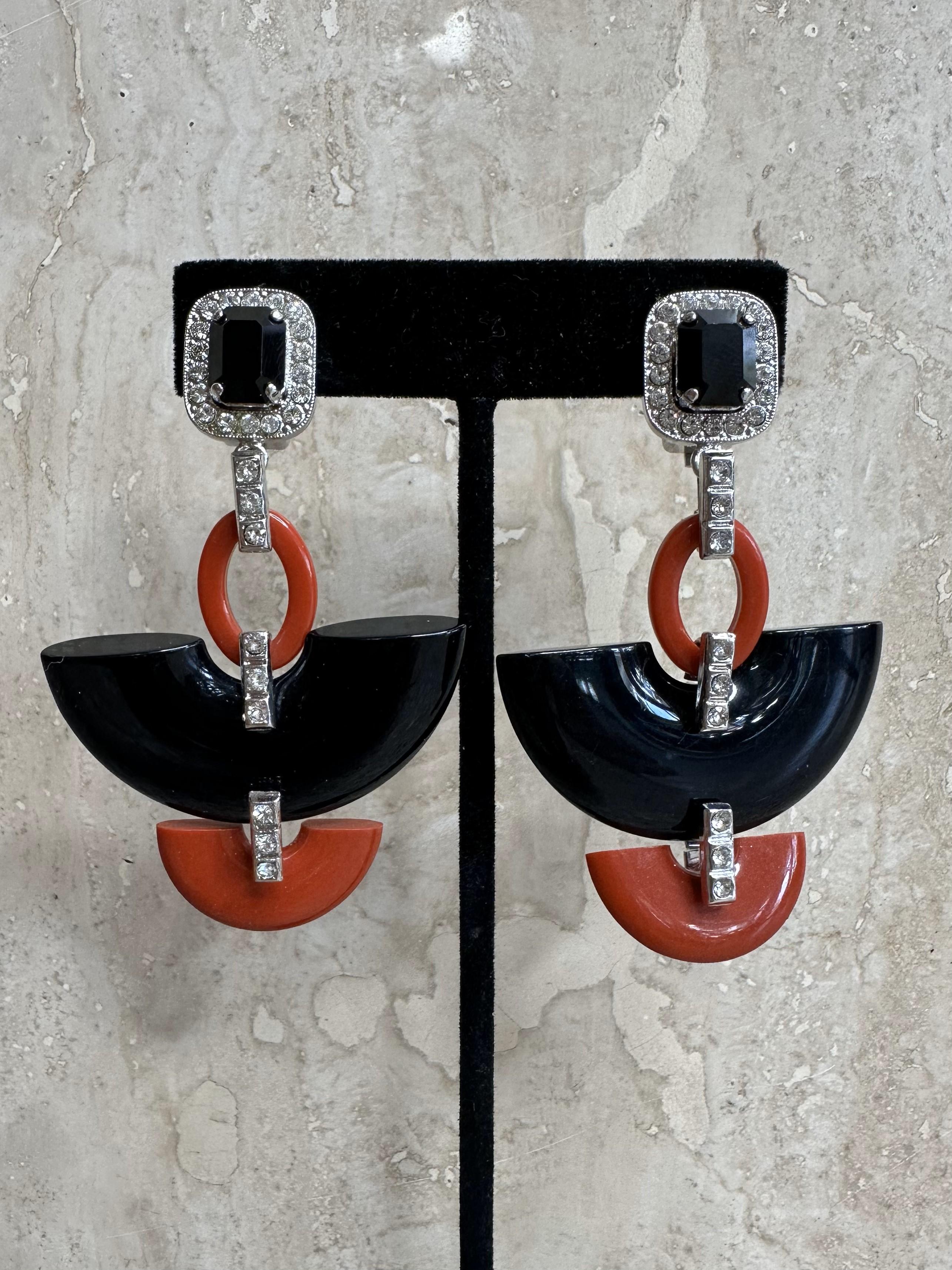 The Zini Black & Red Clip-On Earrings are a bold, artistic accessory that combines a striking color palette with modern, geometric design. Made from high-quality materials, these earrings offer a comfortable clip-on fit and are perfect for those