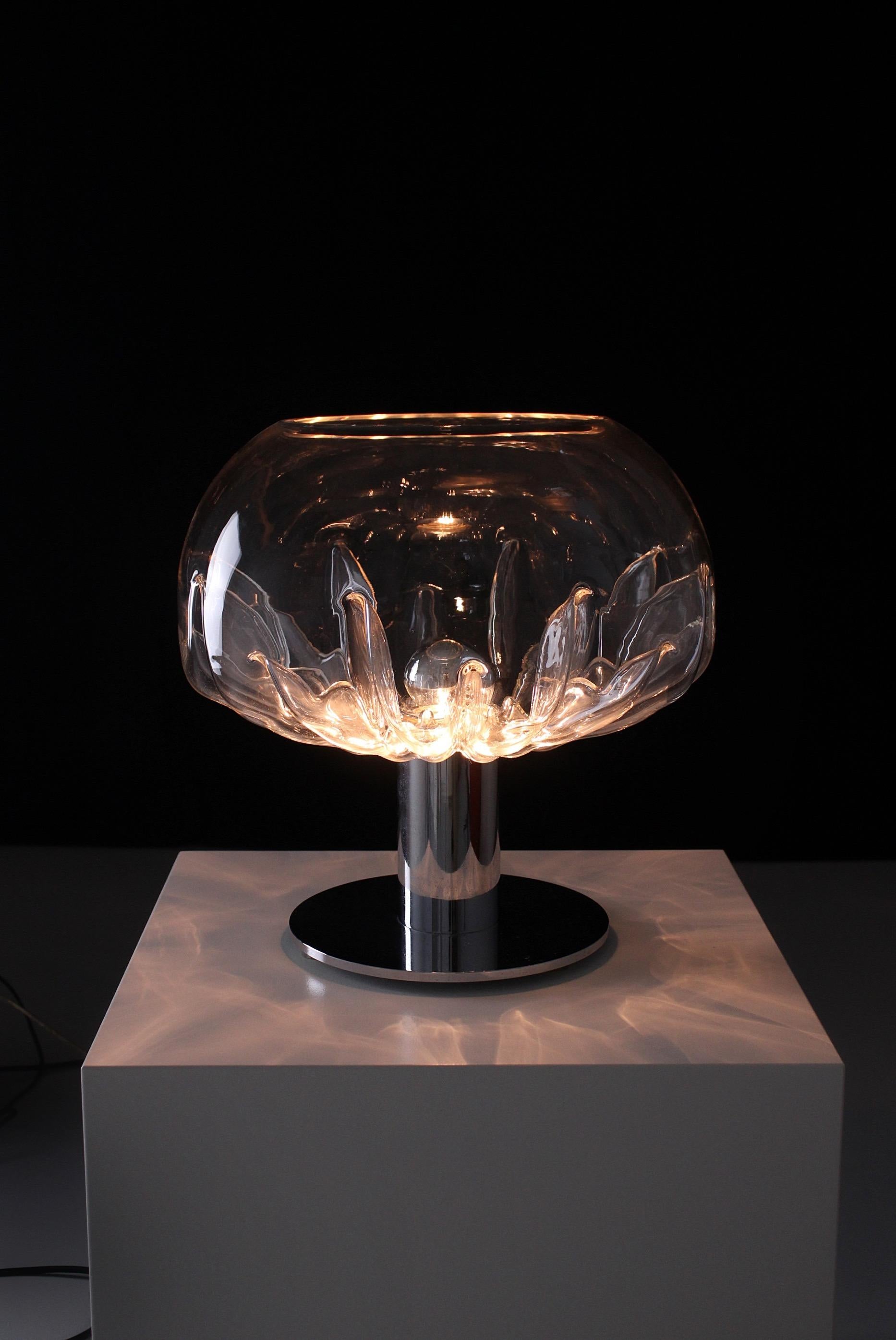 Rare Zinia table lamp designed by Toni Zuccheri in 1973. Produced by the glass factory VeArt in Scorze, Italy. This distinctive lamp features a multitude of indentations, ranging from the outer periphery towards the core of the glass structure,