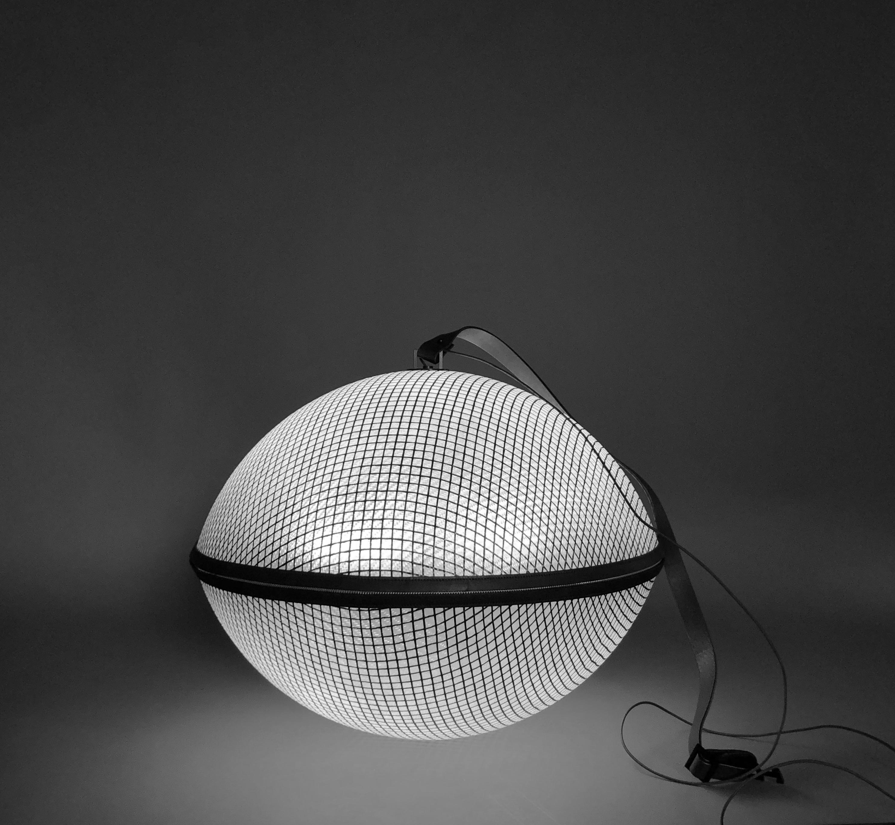 Lampada a sospensione Zip Noir ZR52 di Coralie Beauchamp
Dimensioni: L. 52 x P. 52 x H. 94 cm
Materiali: Fibra di vetro con una tessitura in carbonio, resina epossidica anti-uv, cerniera in pelle.

Coralie Beauchamp è nata ad Allier e si è diplomata