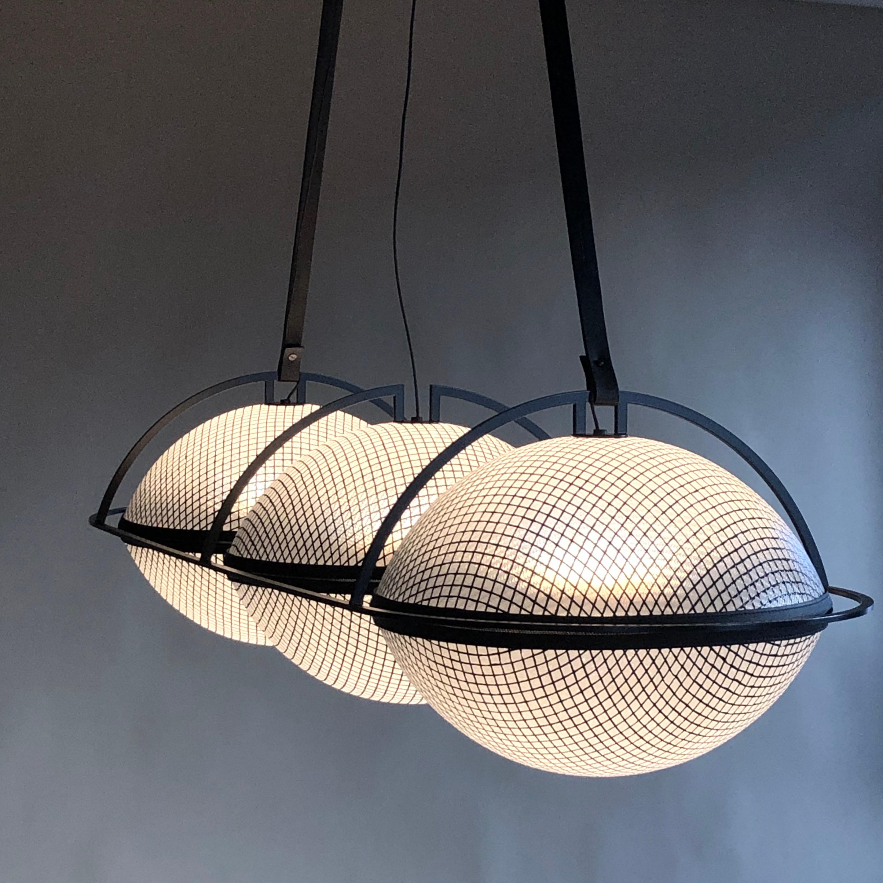Lampada a sospensione Zip ZOL3 di Coralie Beauchamp
Dimensioni: L 126 x P 126 x H 34 cm
Materiali: Fibra di vetro, resina epossidica con anti-uv, struttura in metallo e finitura a foglia d'oro della scatola del soffitto.
Altezza regolabile.