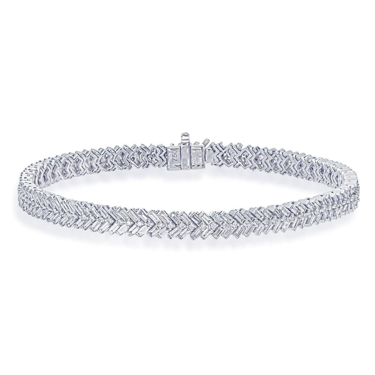 The Zipper diamond tennis bracelet in 18kt gold is a stunning piece of fine jewelry that effortlessly combines classic elegance with contemporary flair. Crafted from luxurious 18kt white gold, this bracelet features a sleek, streamlined design