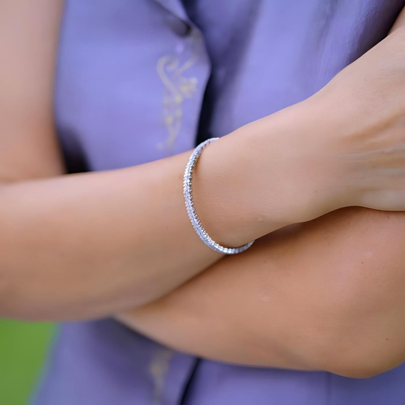 Zipper diamond tennis bracelet in 18kt white gold In New Condition For Sale In Khet Bang Rak, Krung Thep Maha Nakhon