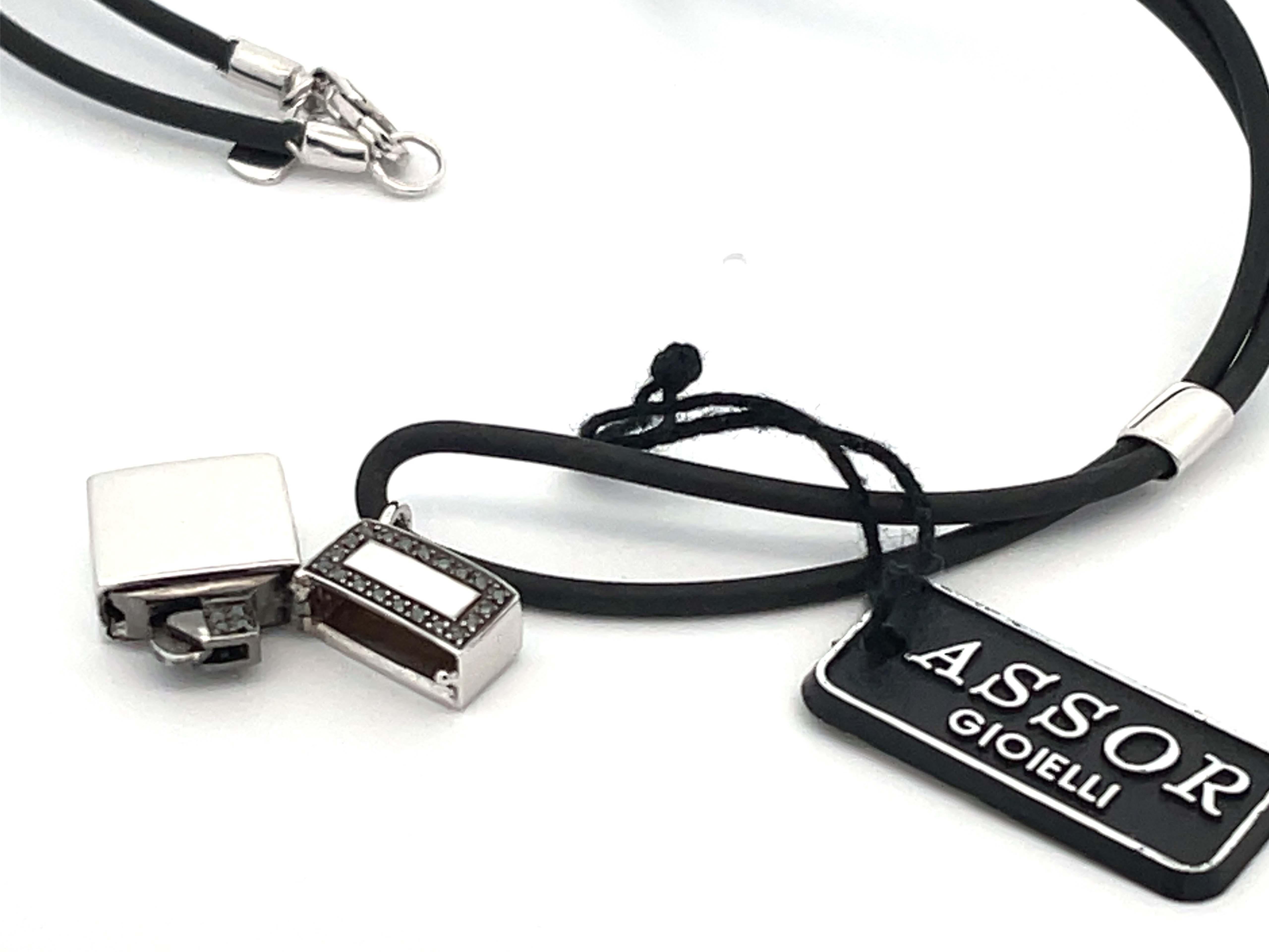 Pendentif éclair Zippo avec diamants noirs en or blanc 18 carats sur cordon en caoutchouc Unisexe en vente