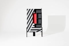 Ziqqurat Hoher Schrank mit schwarzem und weißem Muster und rotem Detail von Driade Lab