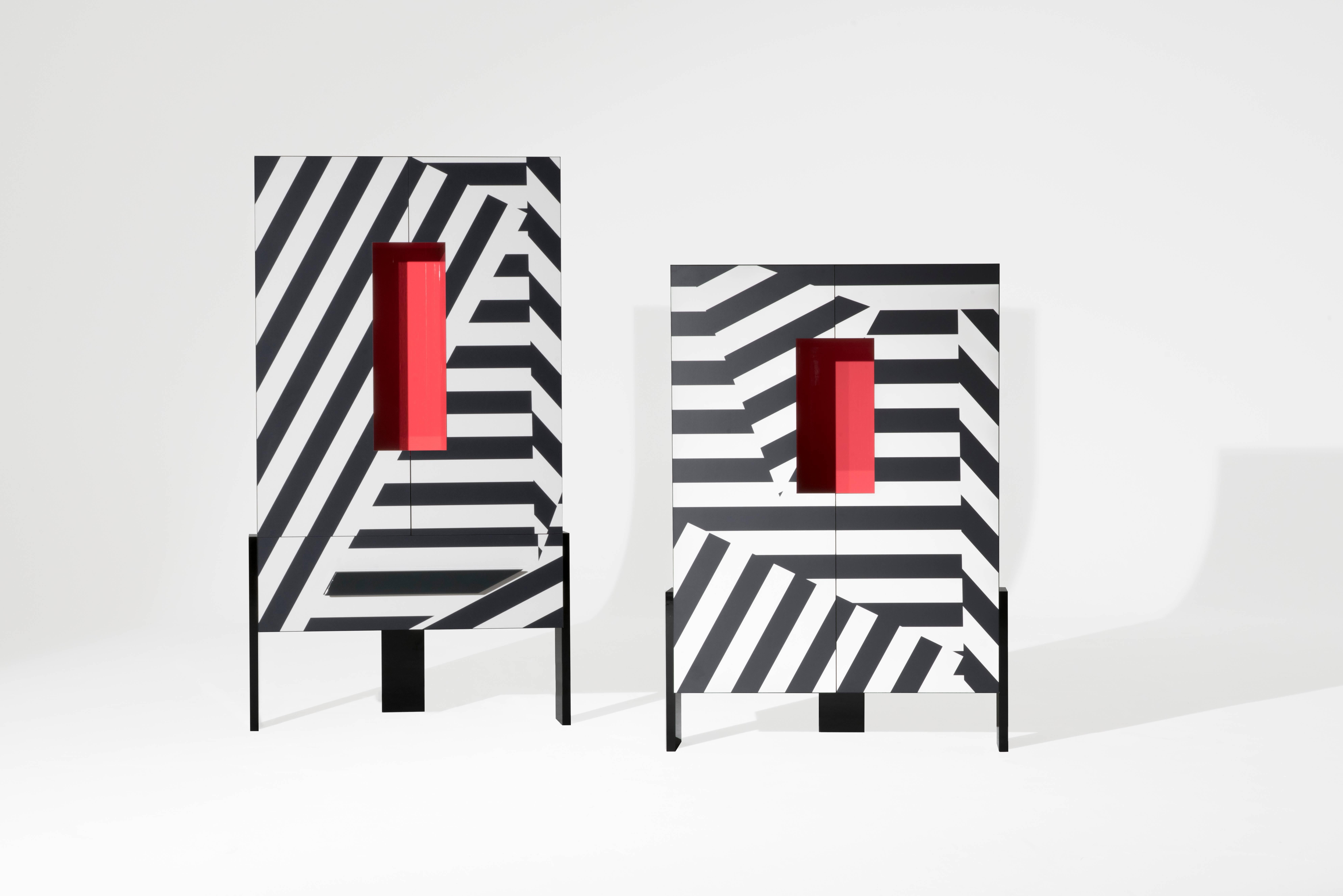 Moderne Armoire haute Ziqqurat à motif noir et blanc avec détails rouges par Driade Lab en vente