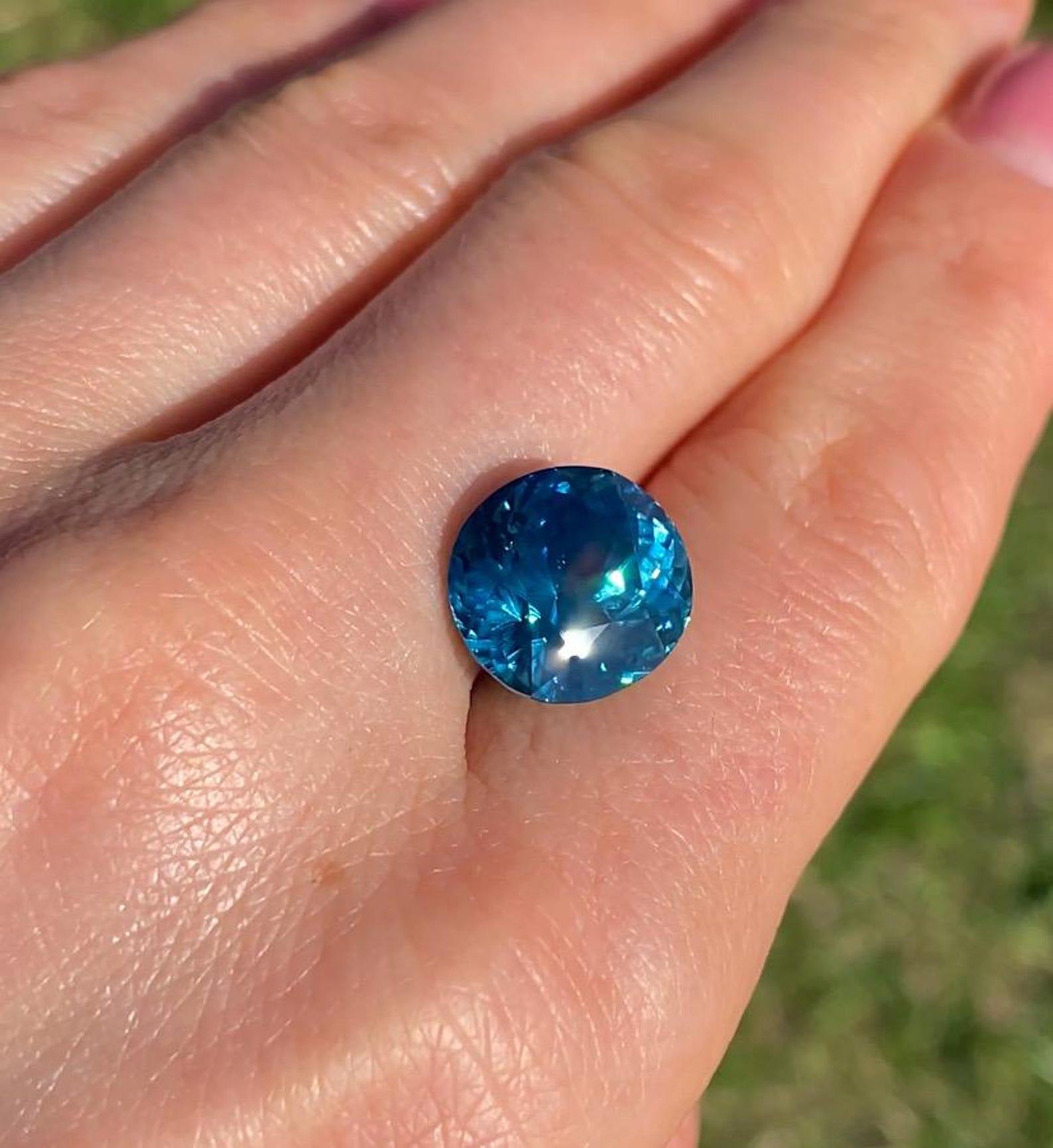 Pierre précieuse Zircon bleu naturel

Certifié par le laboratoire GIA
Couleur des pierres : Bleu
Type de pierre : Zircon
Taille de la pierre : 13.35x12.30x9.71 mm
Qualité de la coupe : Très bonne
Forme de la pierre : Taille ovale
Création de pierres