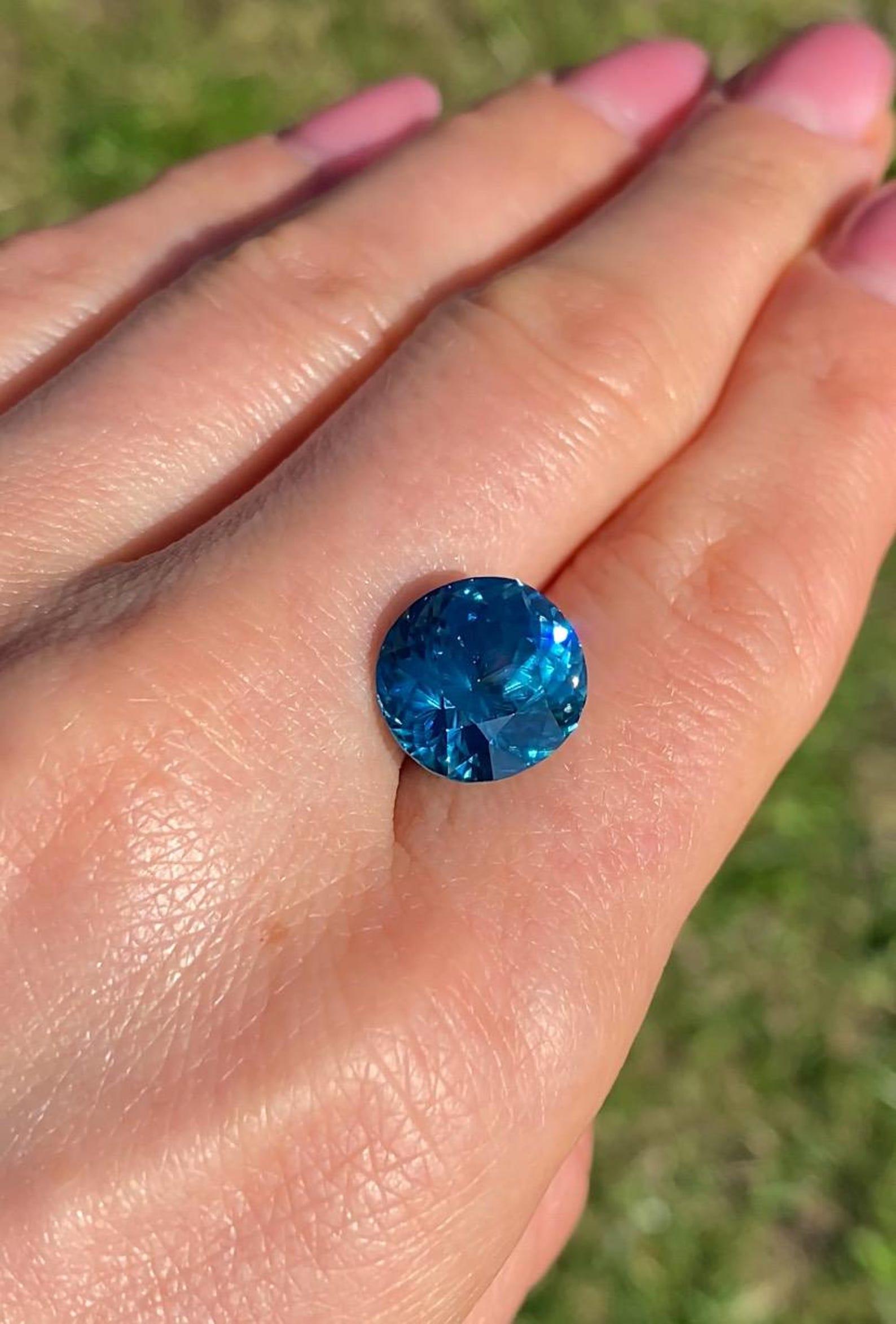 Zircon 14,20 carats, pierre précieuse naturelle bleue, taille ovale, Cambodge, certificat GIA en vente 1