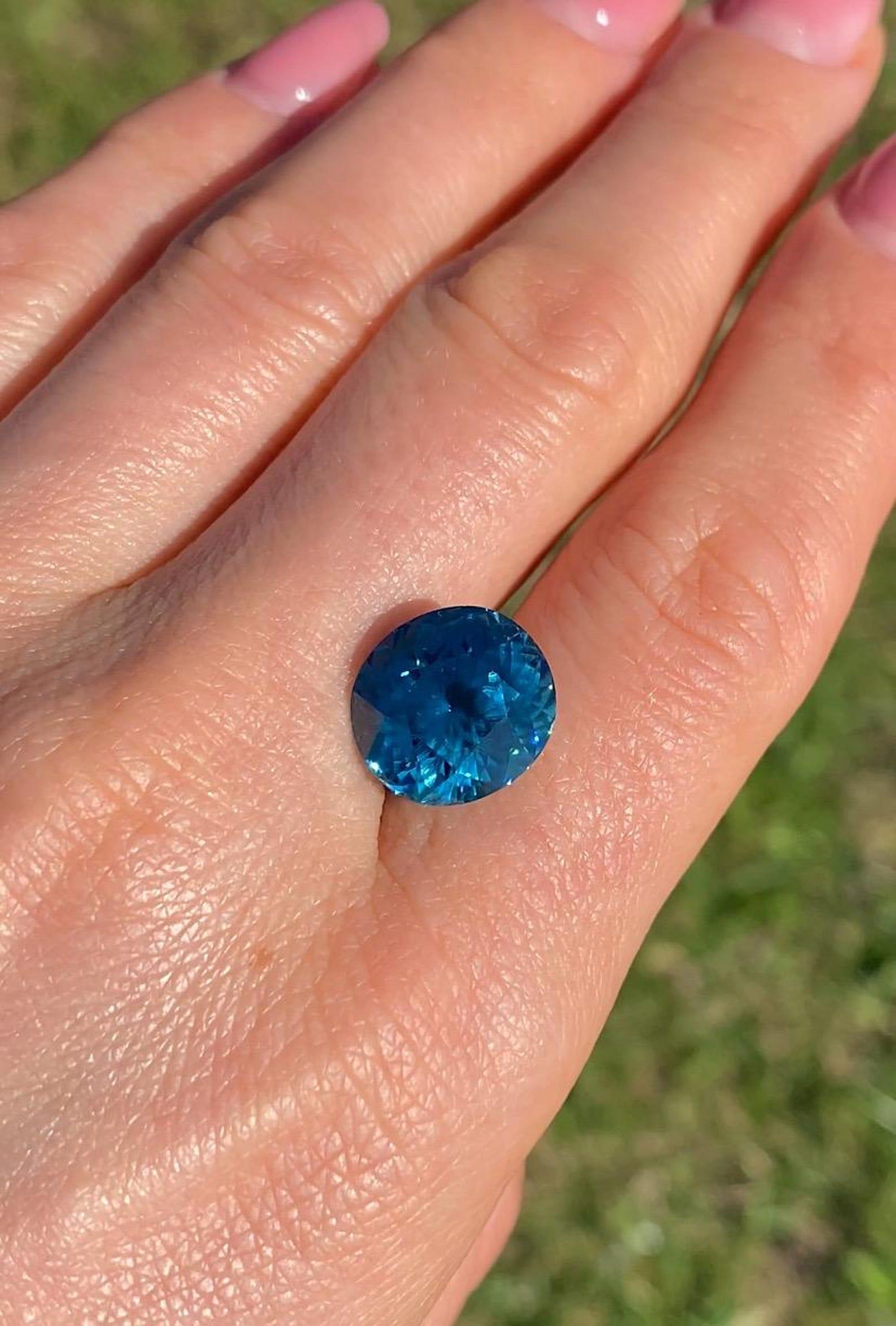Zircon 14,20 carats, pierre précieuse naturelle bleue, taille ovale, Cambodge, certificat GIA en vente 3