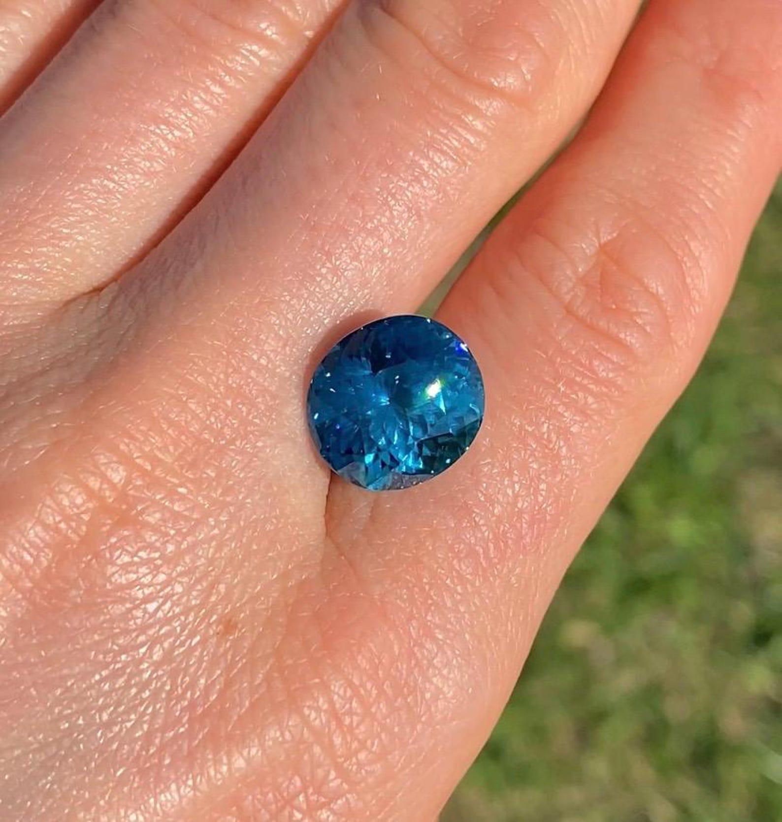Zircon 14,20 carats, pierre précieuse naturelle bleue, taille ovale, Cambodge, certificat GIA en vente 4