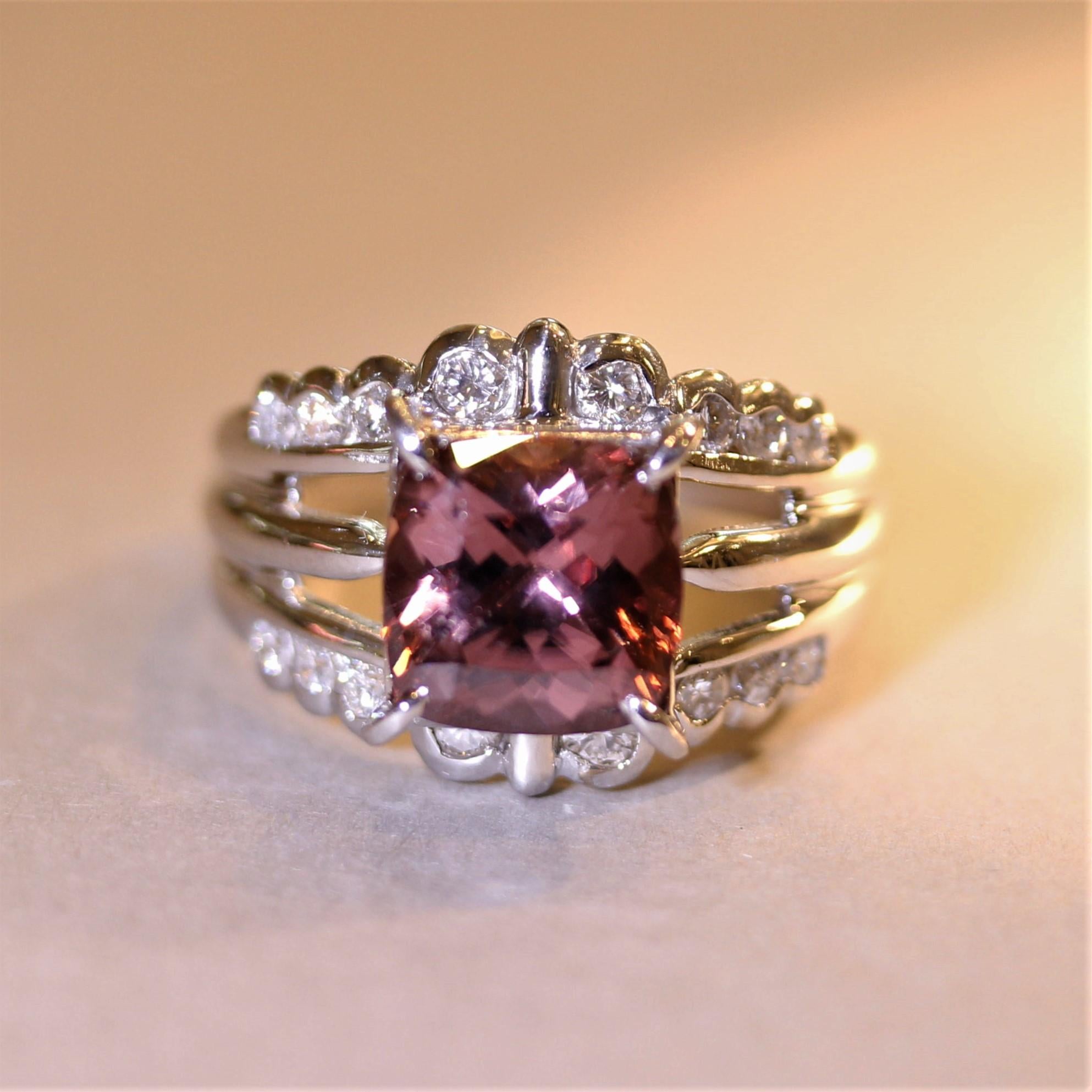 Une bague douce avec un zircon carré de 5,21 carats. Il a une couleur unique rose orangé avec une excellente brillance. Le zircon a une brillance et un éclat similaires à ceux du diamant ! Elle est rehaussée de 0,51 carats de diamants ronds de