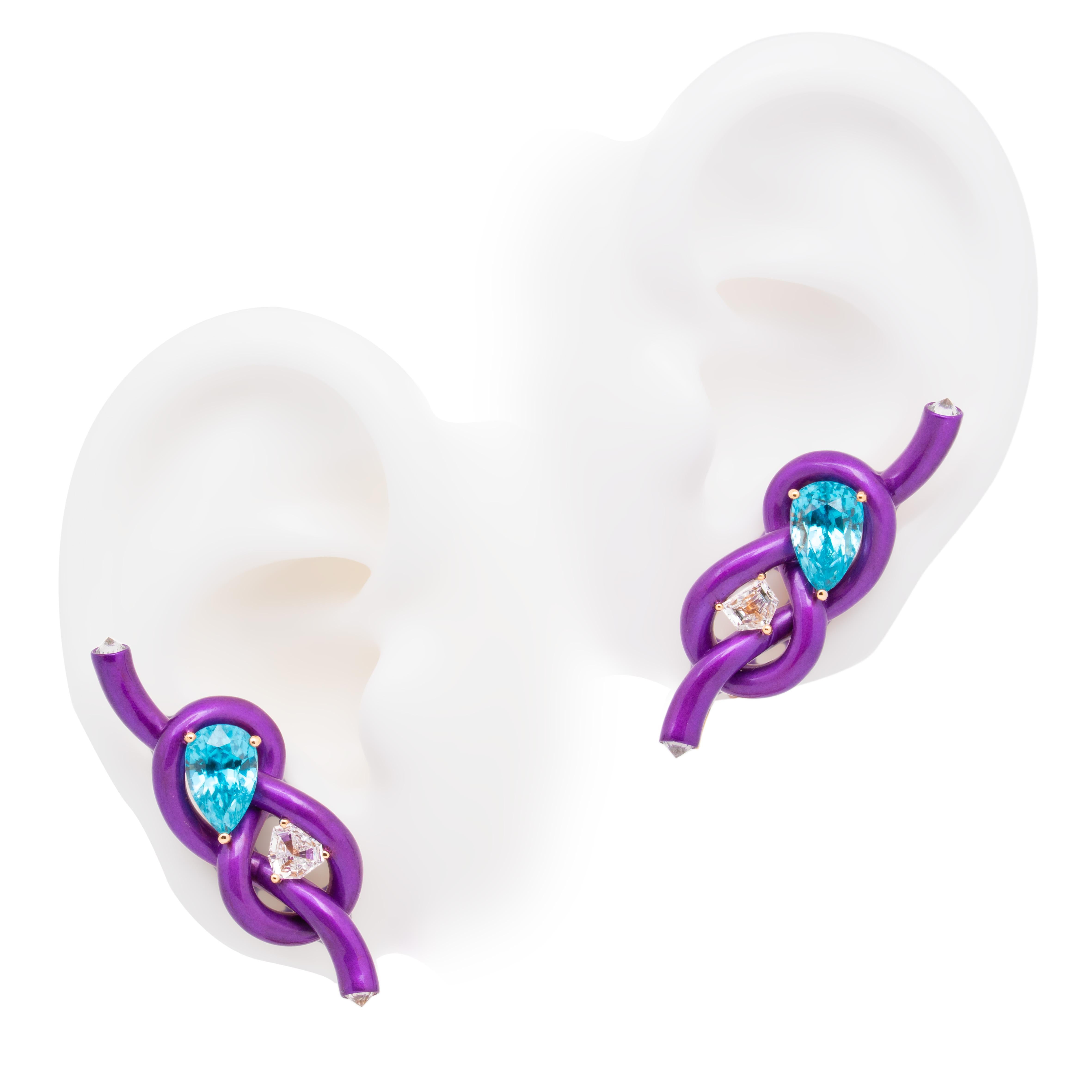 Ispirandosi all'intramontabile nodo a otto, simbolo di forza e continuità, Austy Lee reimmagina questo motivo in un sorprendente gioiello di arte moderna.

Gli orecchini sono scolpiti in oro rosa 18 carati e la loro forma a corda è arricchita da un