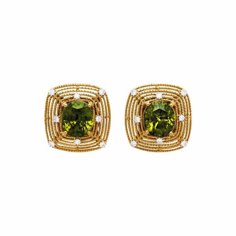 Combinaison rare d'un design audacieux et d'une couleur exquise, ces boucles d'oreilles sont centrées sur des zircons verts vifs encadrés par de l'or jaune sculptural et rehaussés de diamants brillants. Le riche contraste entre l'éclat verdoyant,