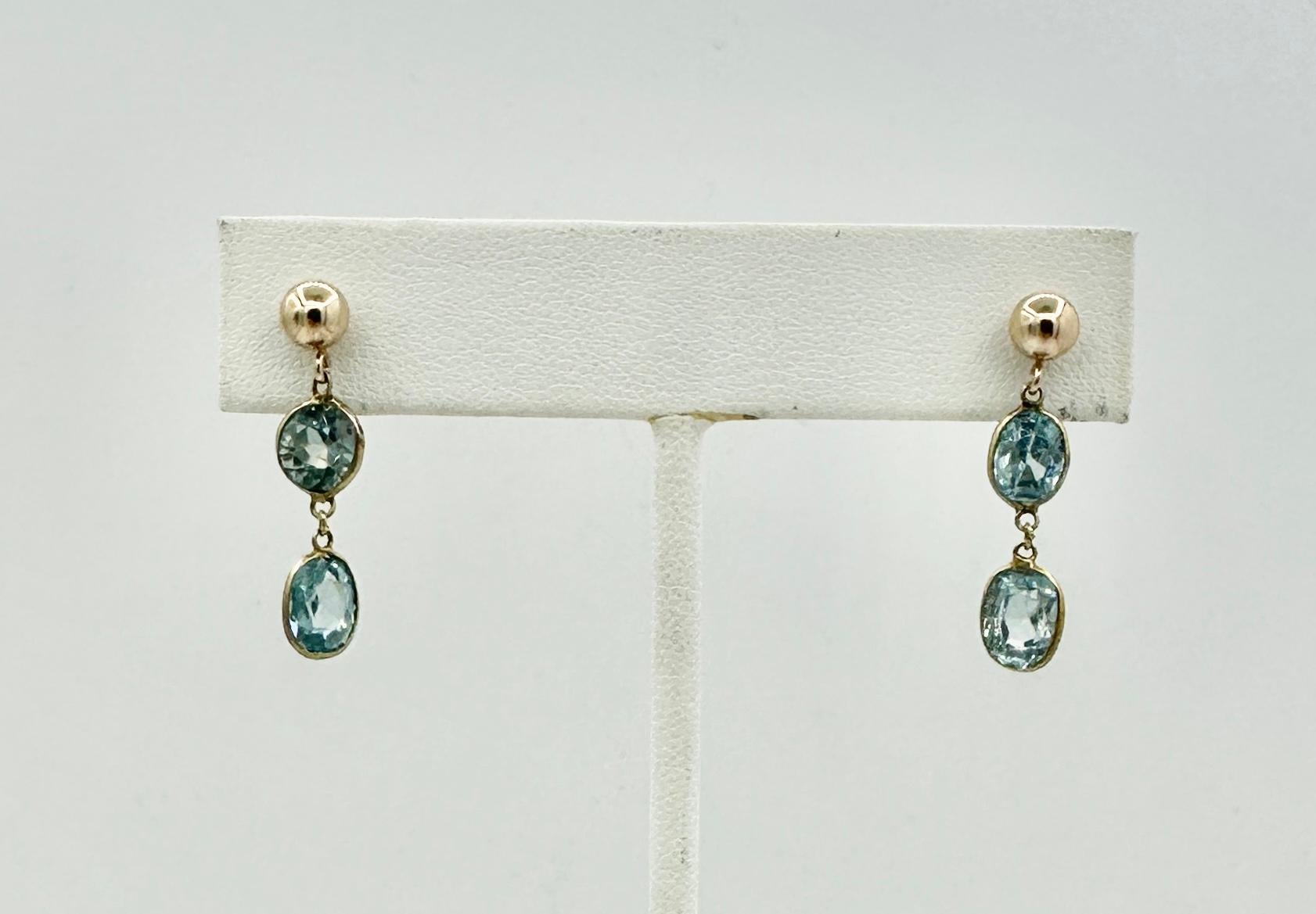 This is a stunning pair of antique Retro Zircon Earrings with gorgeous faceted natural Zircon gems of great beauty in 10 Karat Gold. 
The antique Retro drop earrings are absolutely wonderful and it is so rare to find earrings with gorgeous Zircon