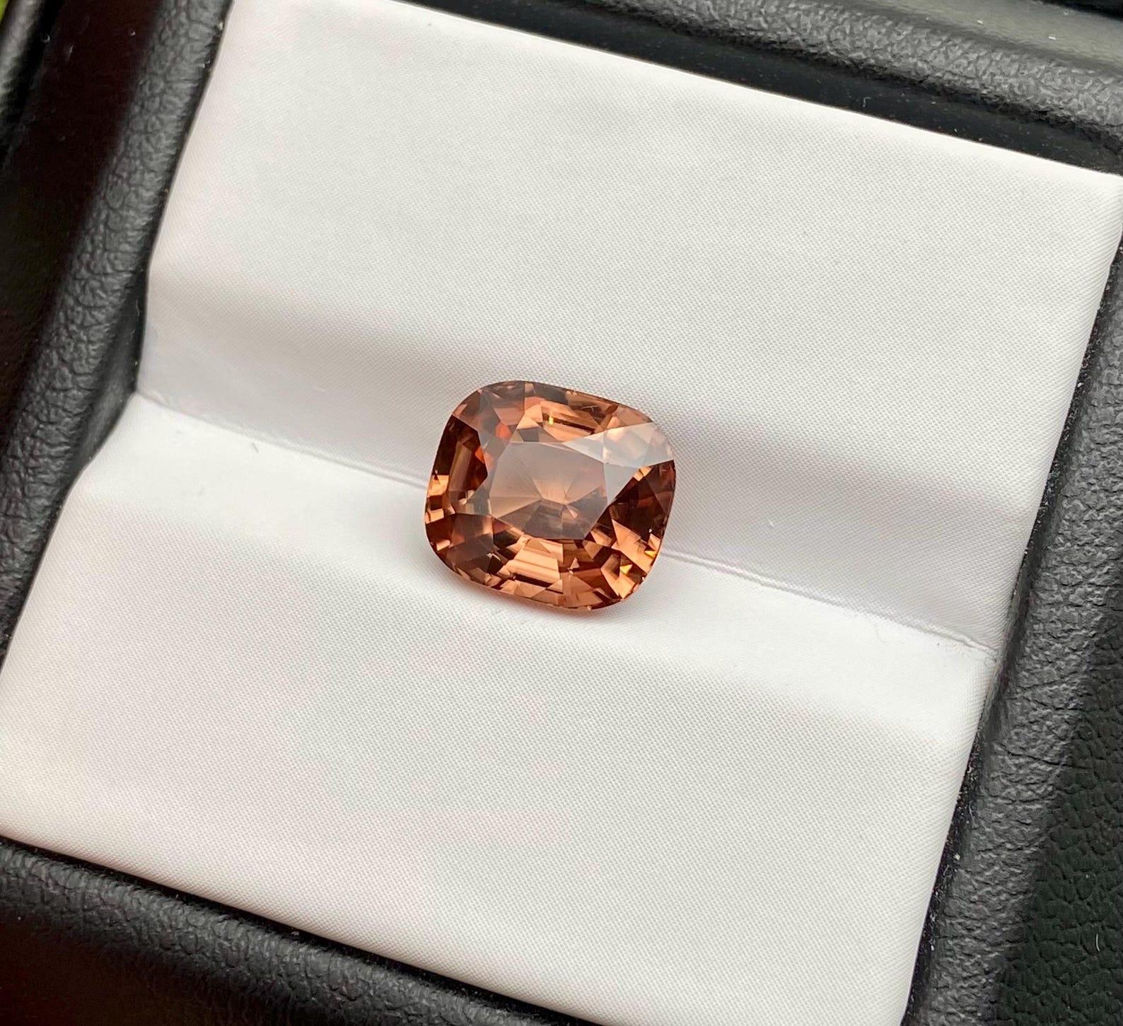 Zircone naturale sfuso 4,23 ct., taglio a cuscino, Sri-Lanka, Certificato IGS In condizioni Nuovo in vendita a Daugavpils, LV