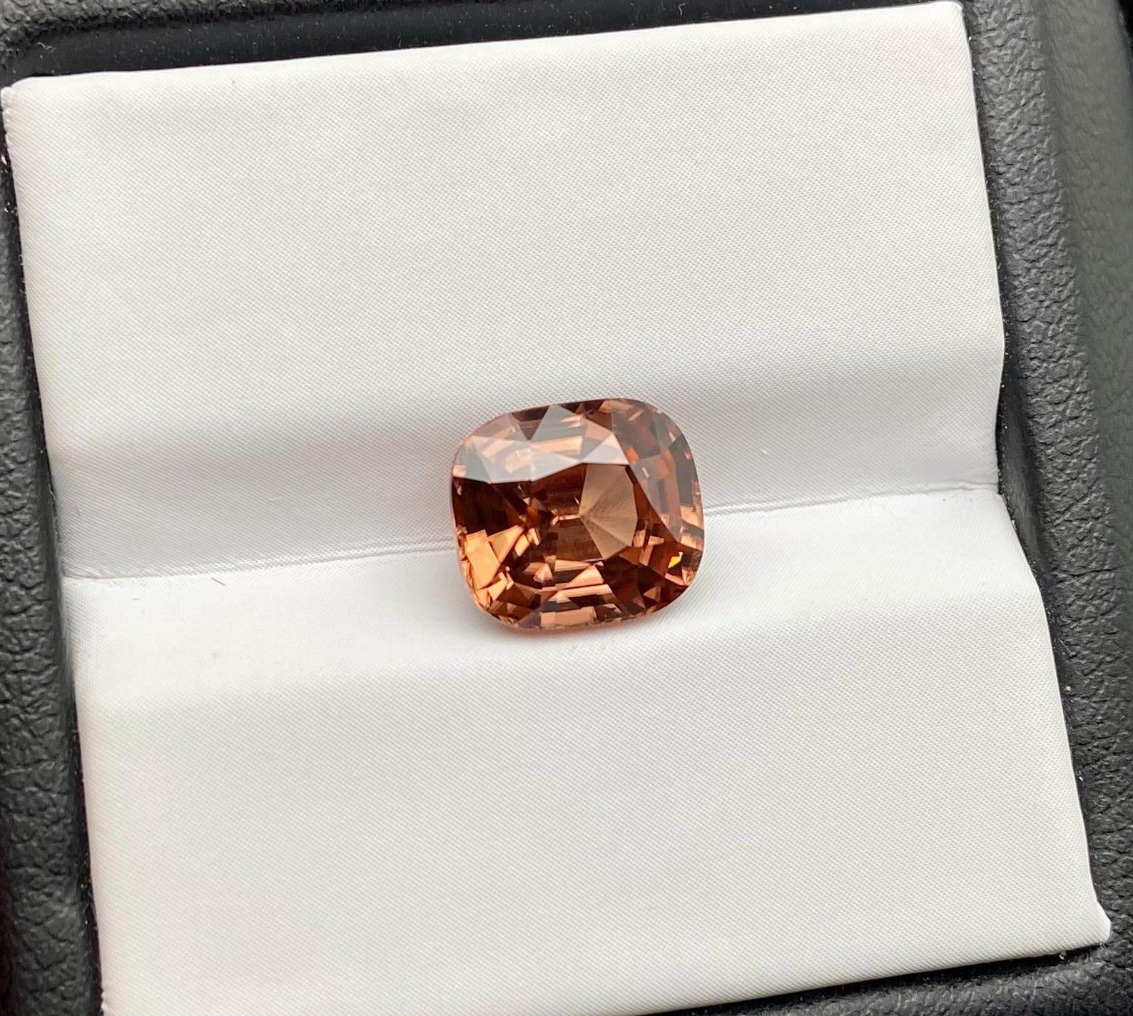 Zircone naturale sfuso 4,23 ct., taglio a cuscino, Sri-Lanka, Certificato IGS in vendita 2