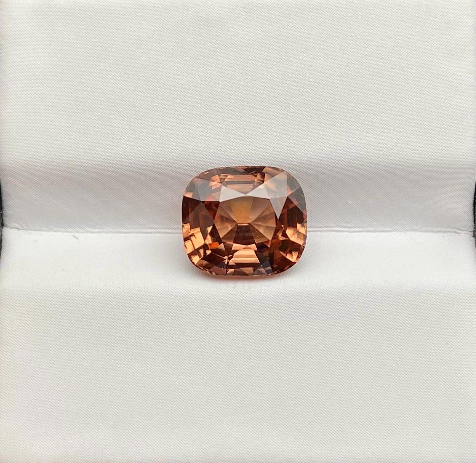 Zircone naturale sfuso 4,23 ct., taglio a cuscino, Sri-Lanka, Certificato IGS in vendita 3