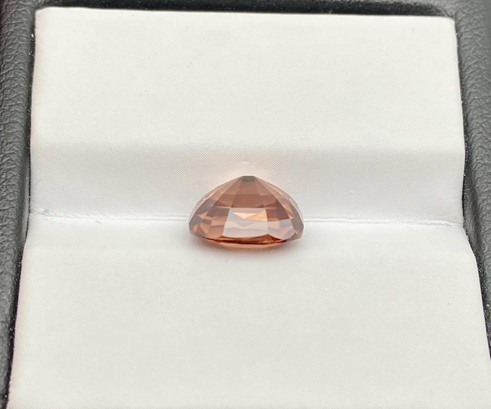 Zircone naturale sfuso 4,23 ct., taglio a cuscino, Sri-Lanka, Certificato IGS in vendita 4
