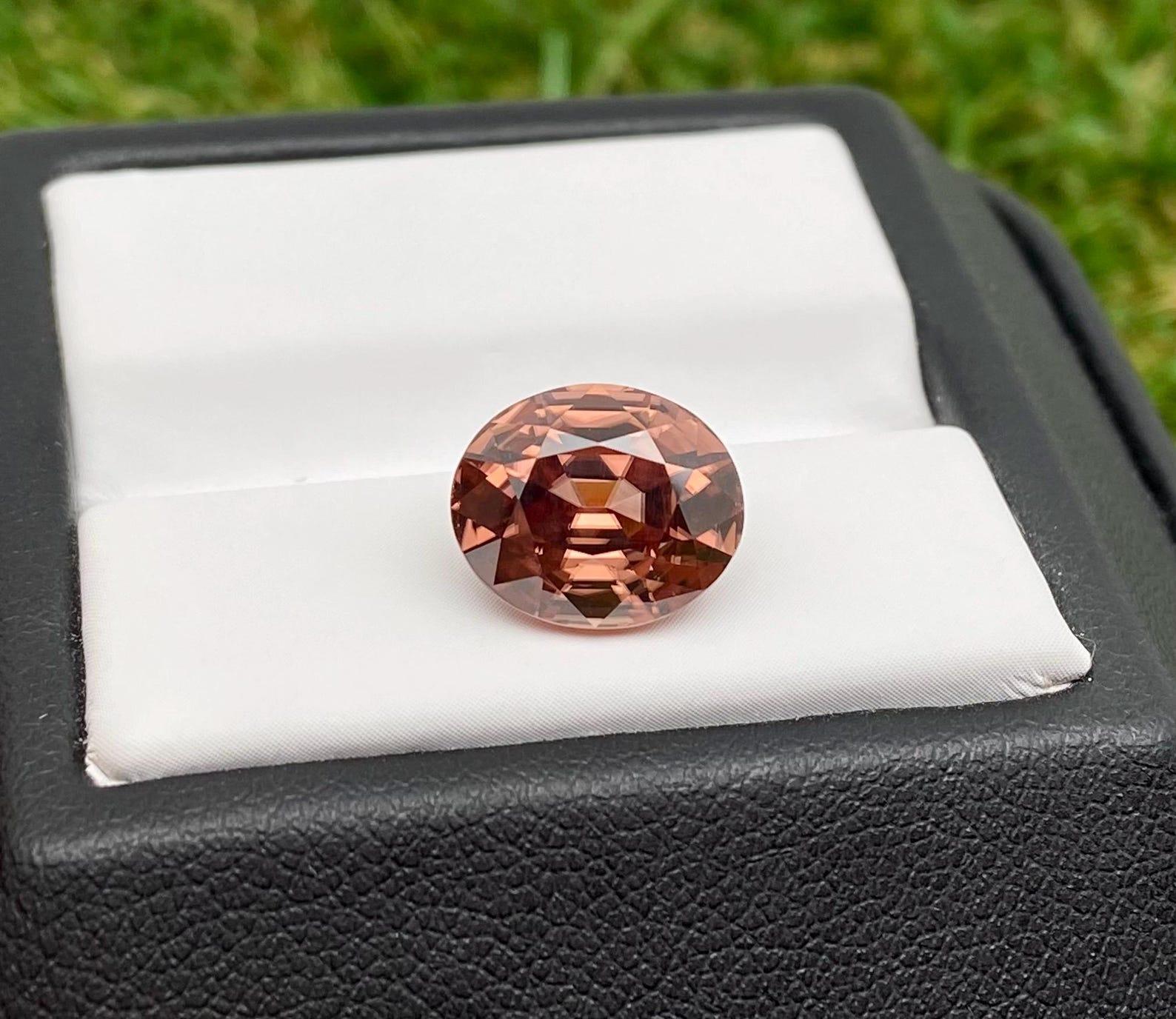 Zircon natural Loose Gemstone 6.07 ct., Oval cut, Sri-Lanka, Certificate GFCO en venta 5