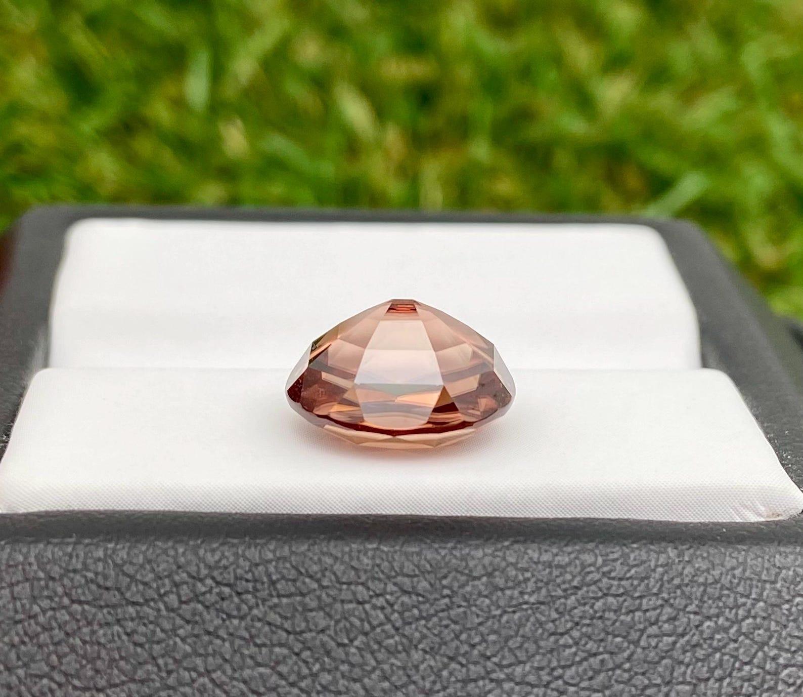 Femenino o masculino Zircon natural Loose Gemstone 6.07 ct., Oval cut, Sri-Lanka, Certificate GFCO en venta