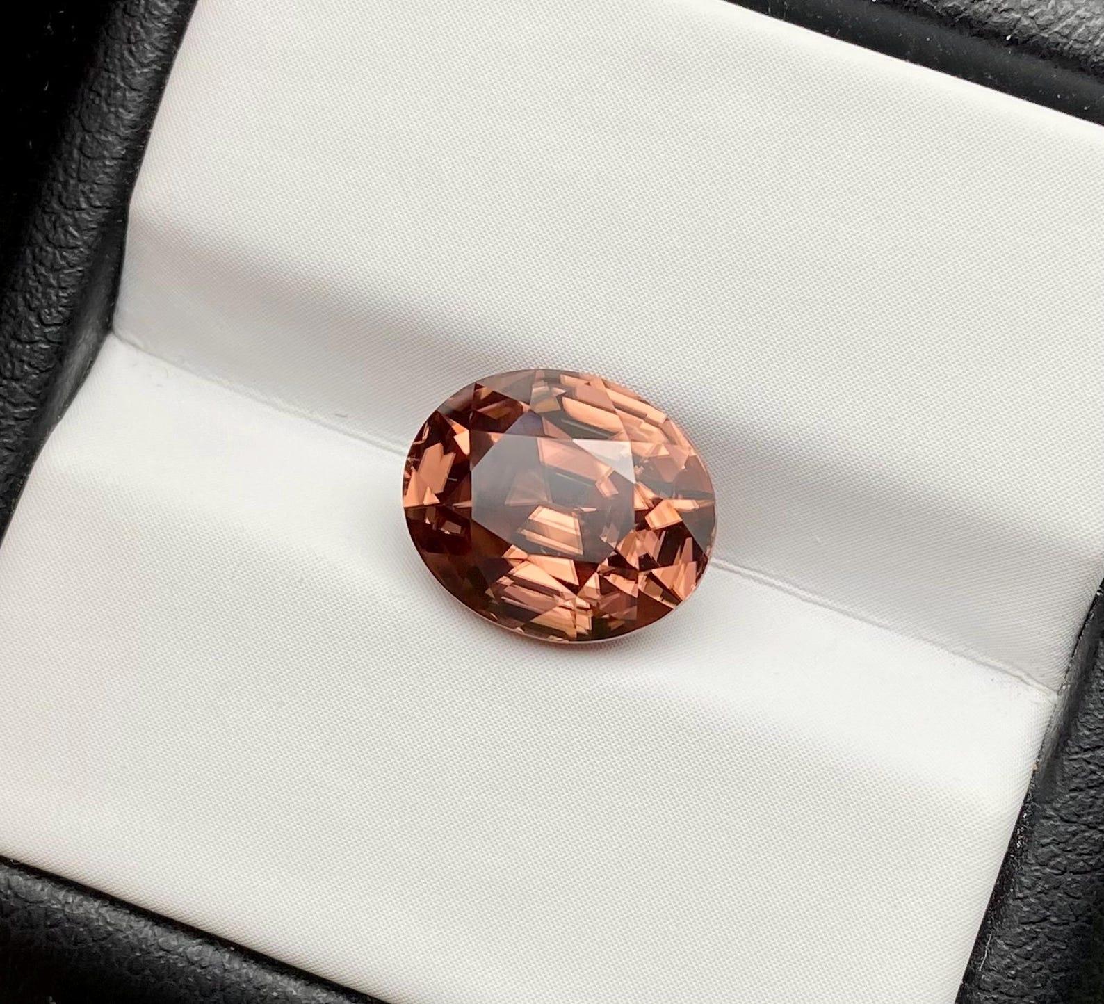 Zircon natural Loose Gemstone 6.07 ct., Oval cut, Sri-Lanka, Certificate GFCO en venta 2