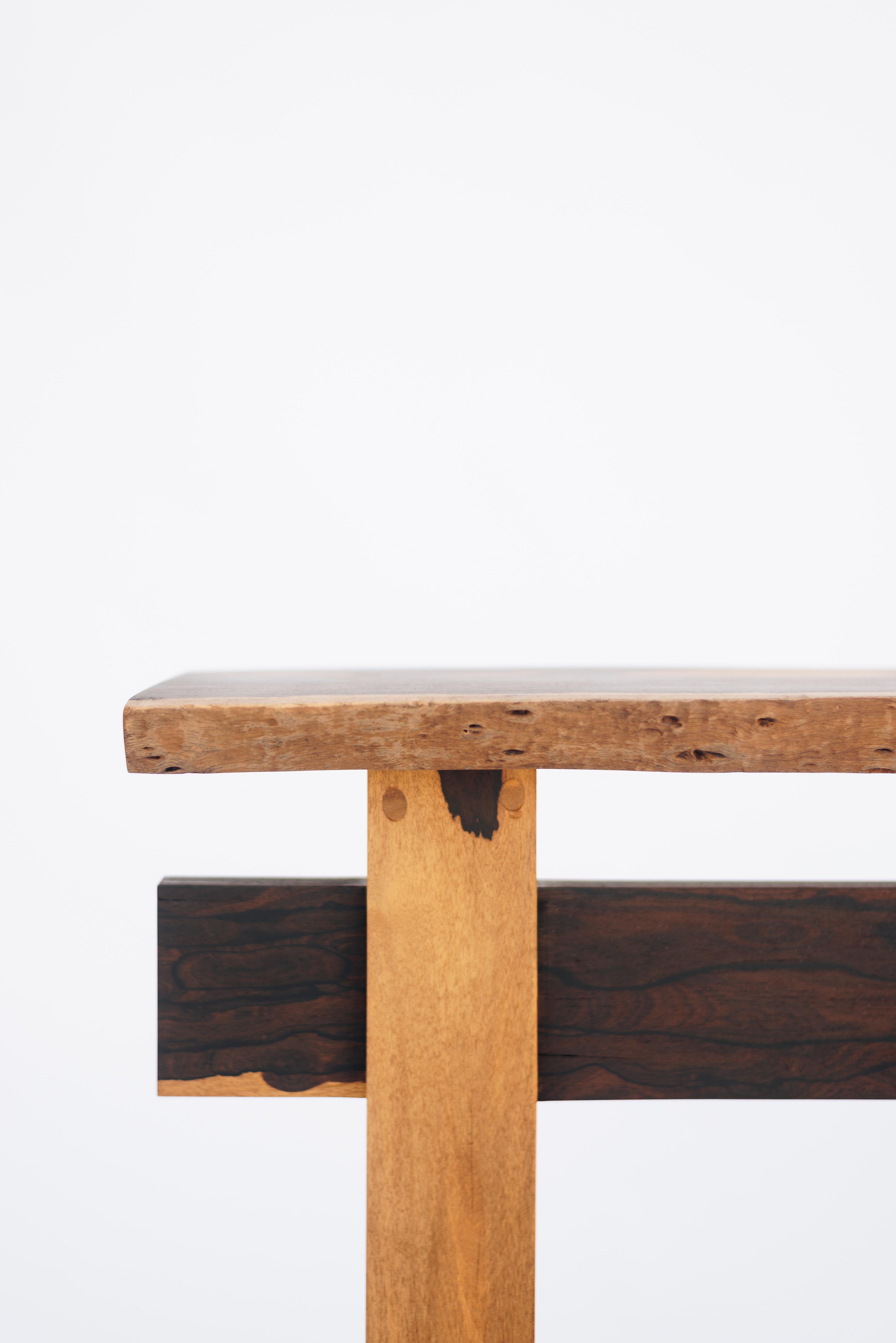 Moderne Table d'appoint contemporaine en bois de ziricote - Pièce unique, prête à être expédiée en vente