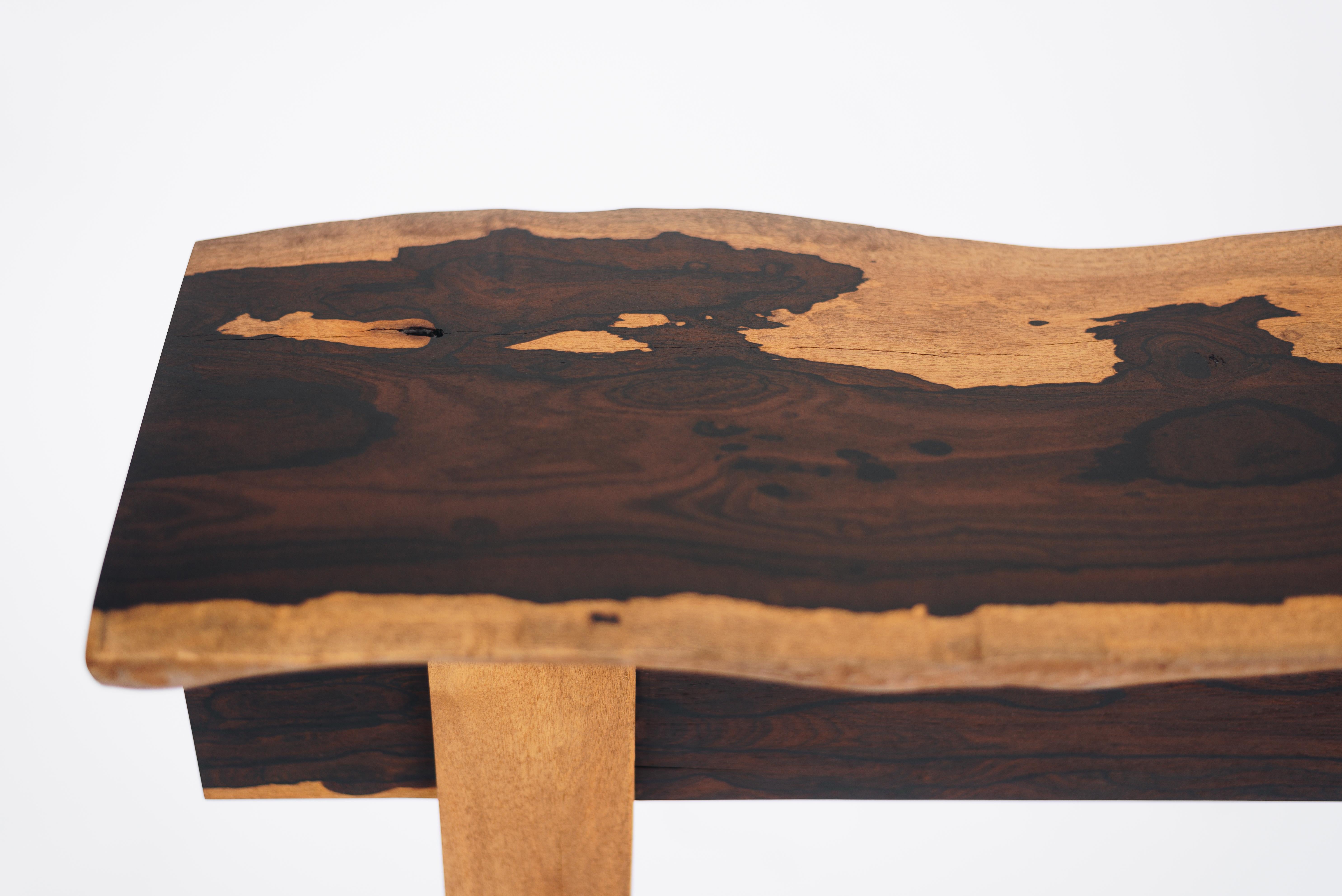 Mexicain Table d'appoint contemporaine en bois de ziricote - Pièce unique, prête à être expédiée en vente