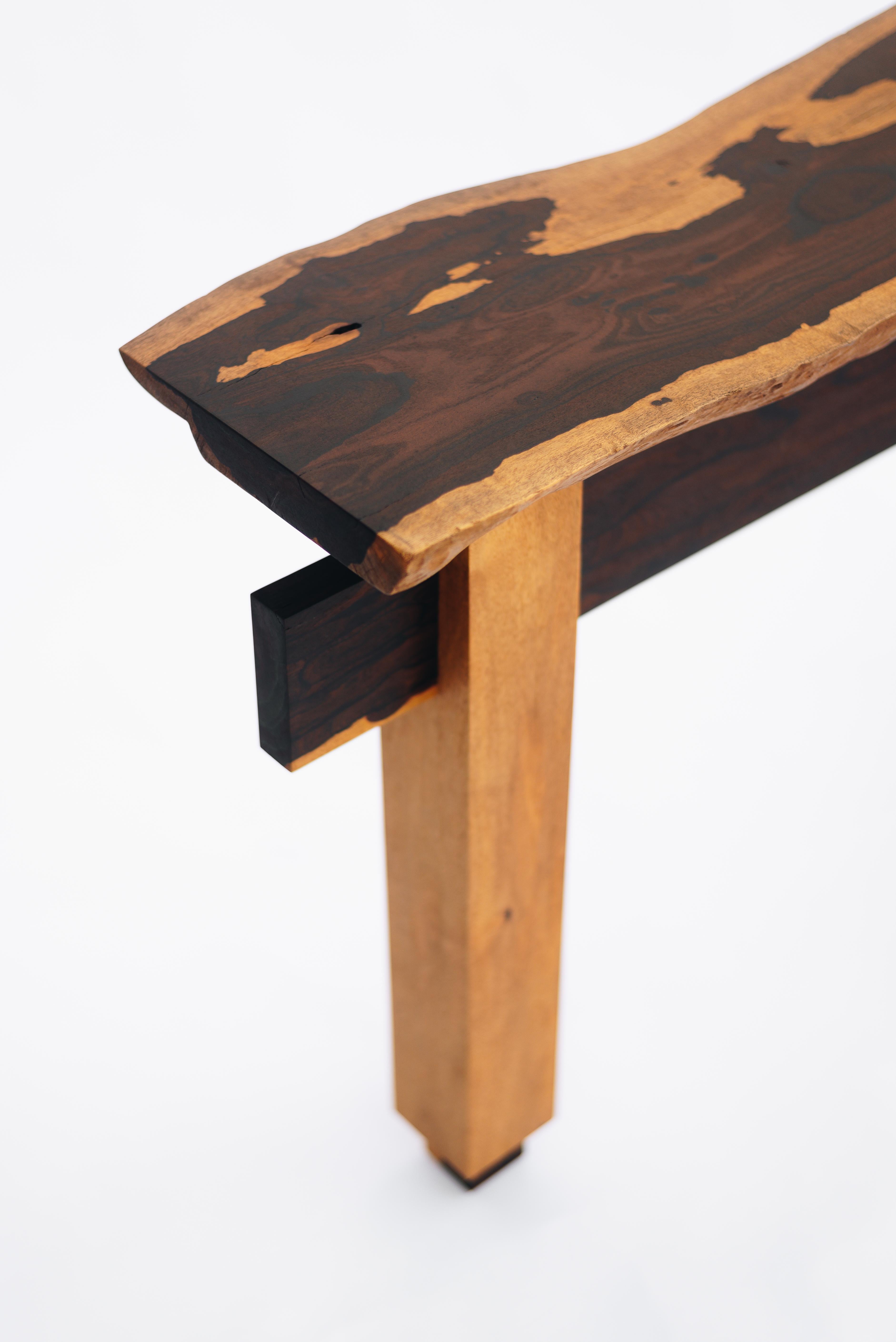 XXIe siècle et contemporain Table d'appoint contemporaine en bois de ziricote - Pièce unique, prête à être expédiée en vente