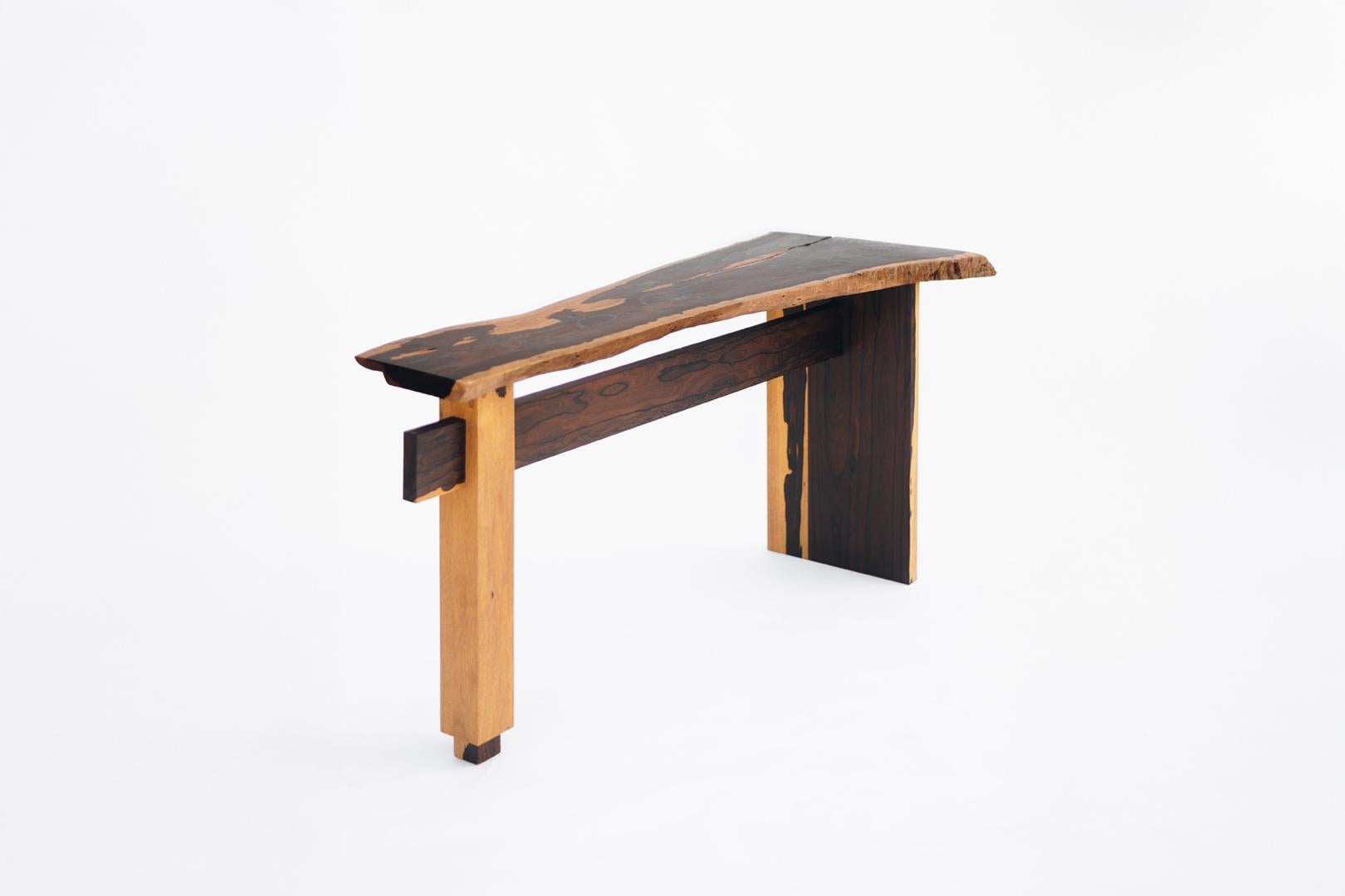 Bois de feuillus Table d'appoint contemporaine en bois de ziricote - Pièce unique, prête à être expédiée en vente