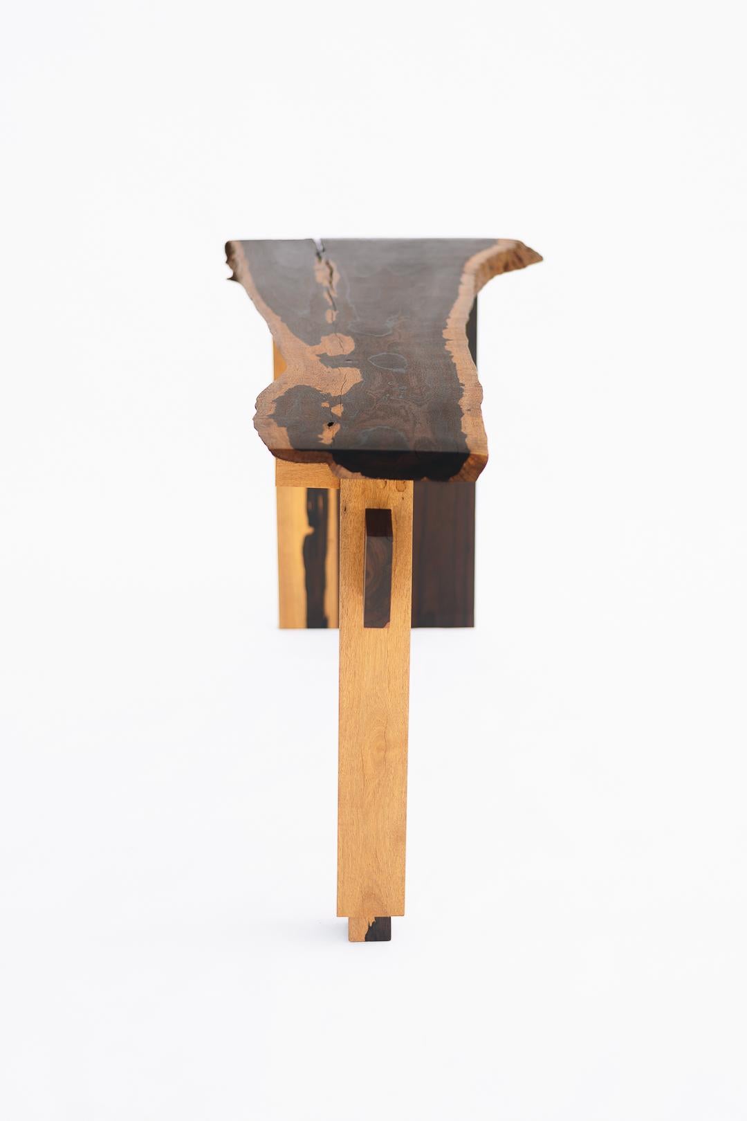 Table d'appoint contemporaine en bois de ziricote - Pièce unique, prête à être expédiée en vente 1
