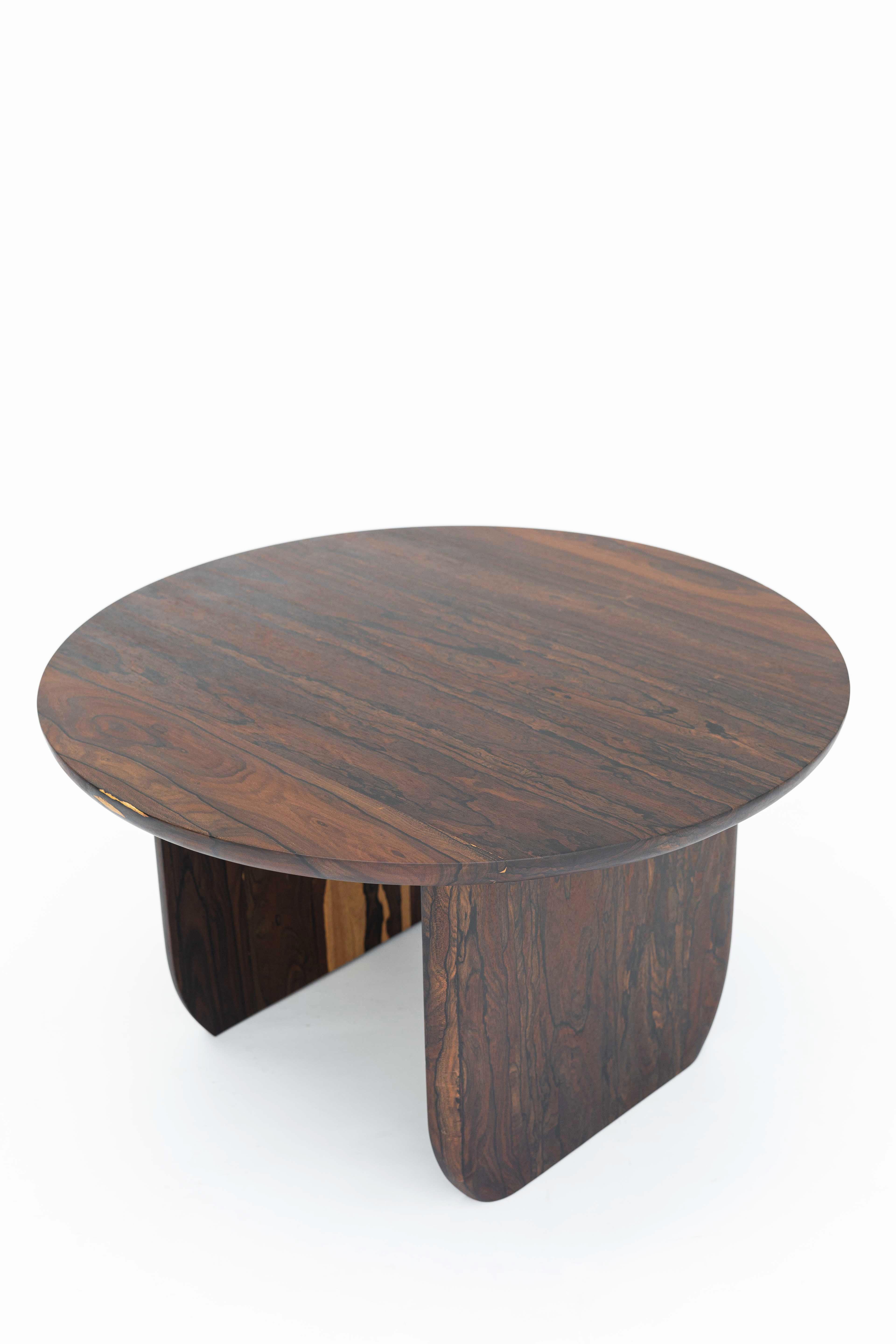 Cette table basse est élaborée à partir de remarquables planches de bois provenant du ziricote, l'un des bois durs les plus appréciés du sud du Mexique. Il se caractérise par ses beaux dessins naturels avec des tons de couleur allant du brun au noir