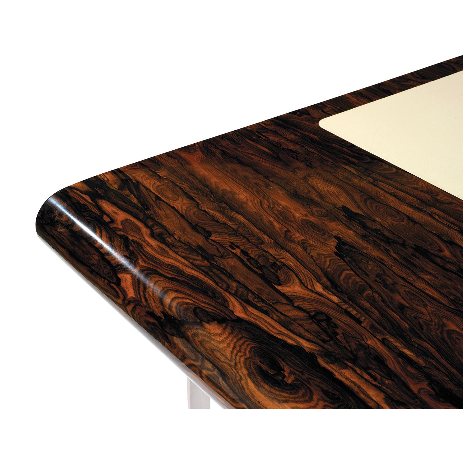 Kleiner Shanghai-Schreibtisch aus Ziricotte-Holz und silberfarben patinierten Beinen. Es gibt zwei Schubladen auf jeder Seite.
Die Seiten sind mit Intarsien aus Zirkon und schwarzem Bergahorn versehen. Dieser Tisch kann auch in anderen Abmessungen